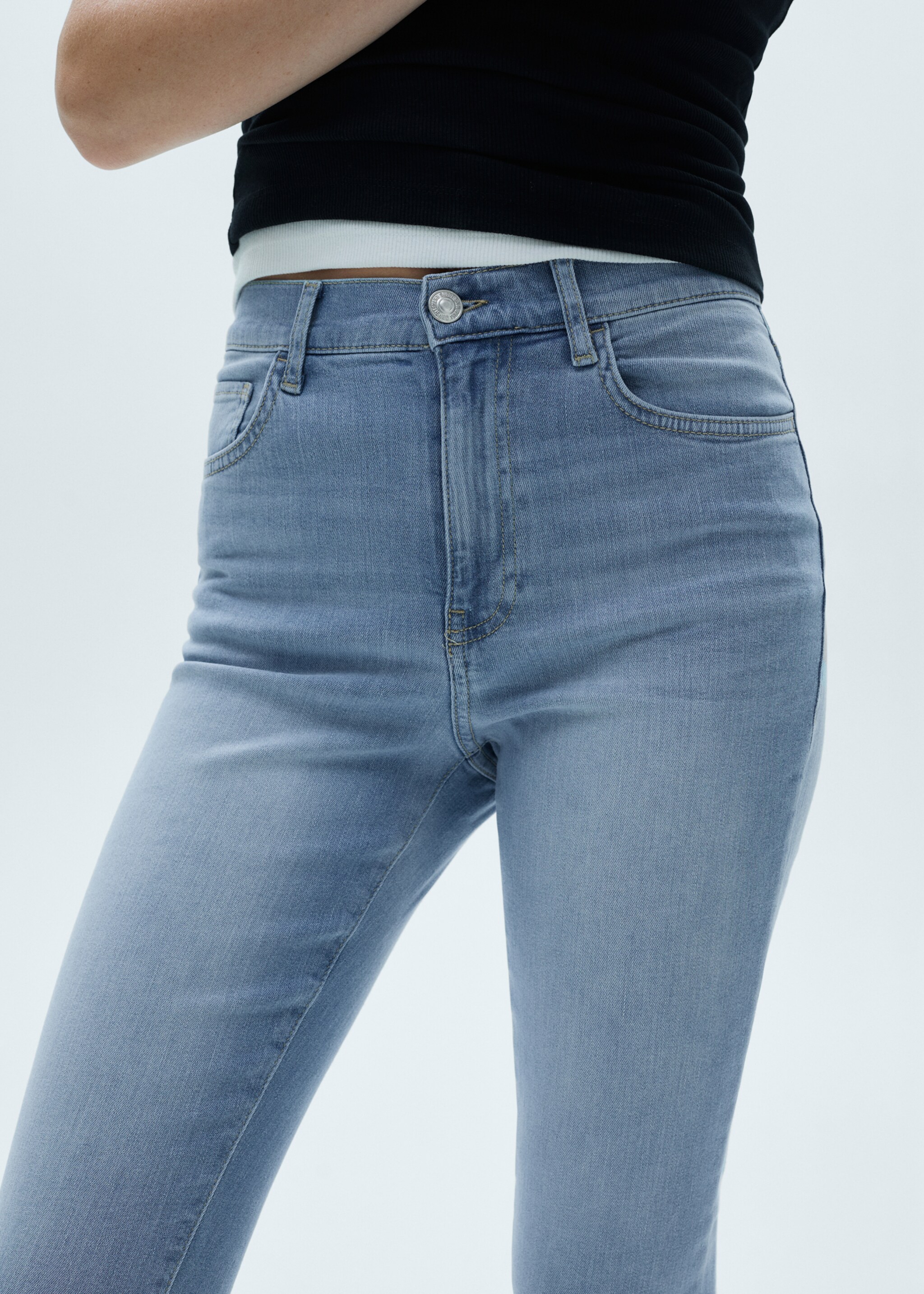 Side opening capri jeans - Details of the article 7, Medium Blue. Ref: 77060382-00.