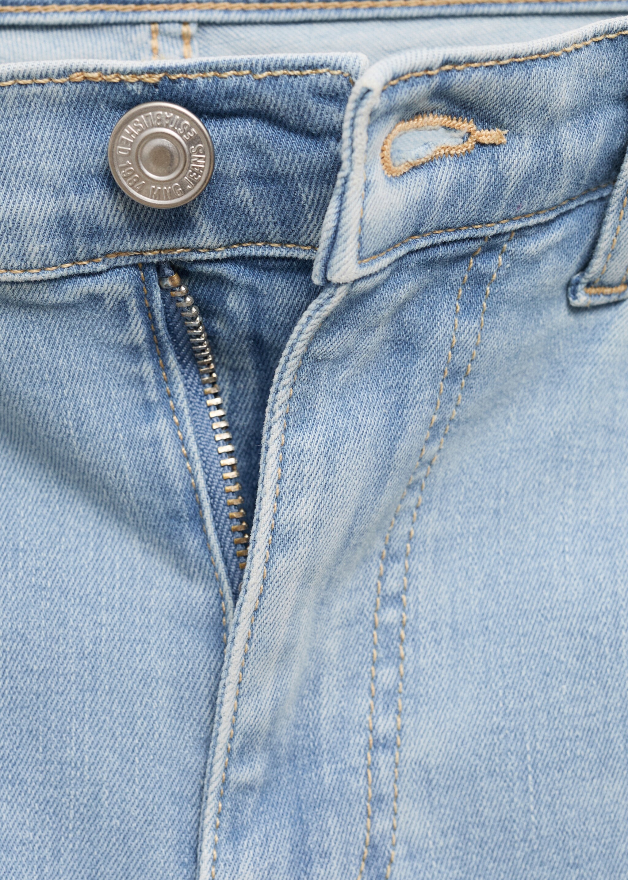 Side opening capri jeans - Details of the article 8, Medium Blue. Ref: 77060382-00.