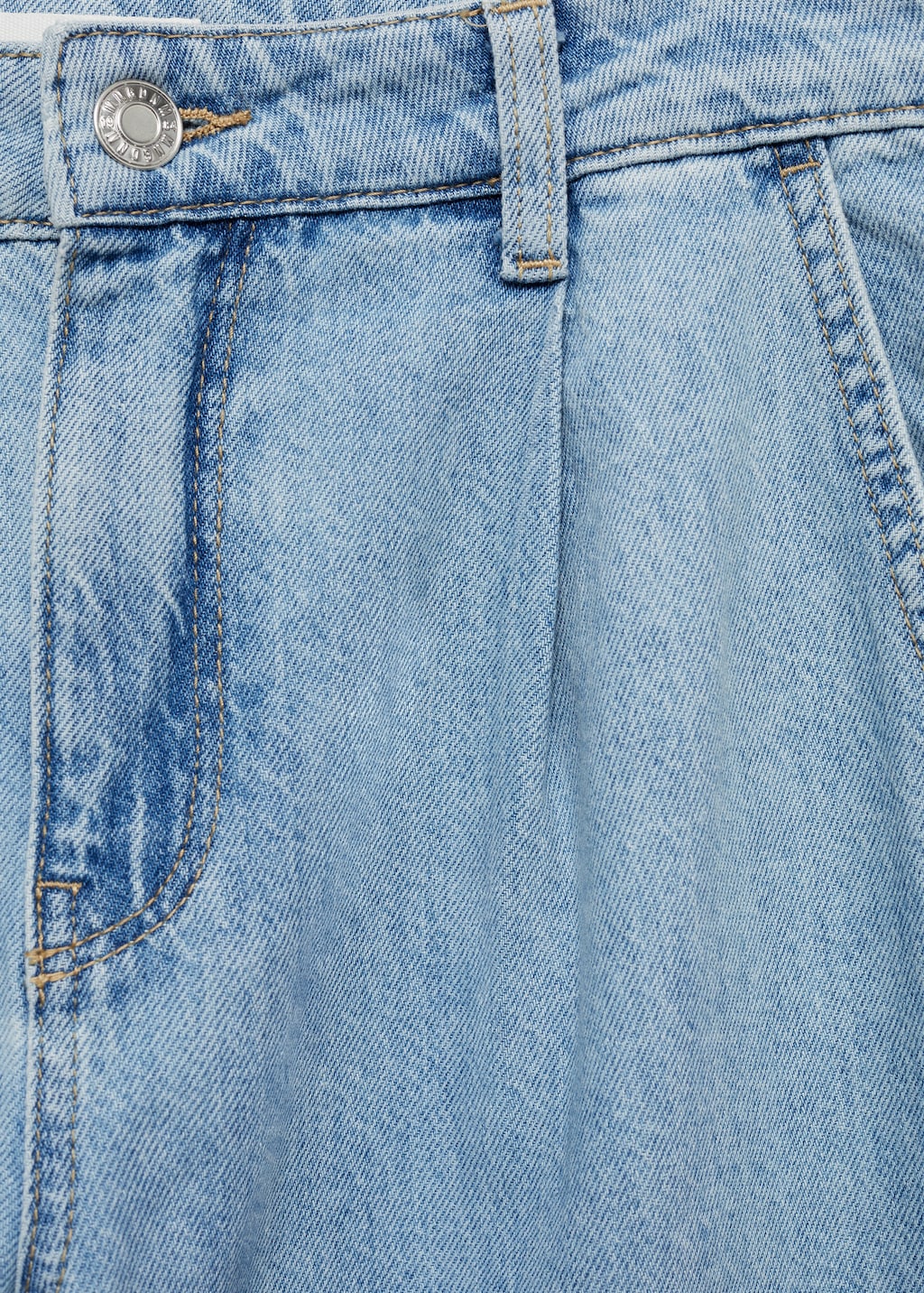 Wide-leg pleated jeans