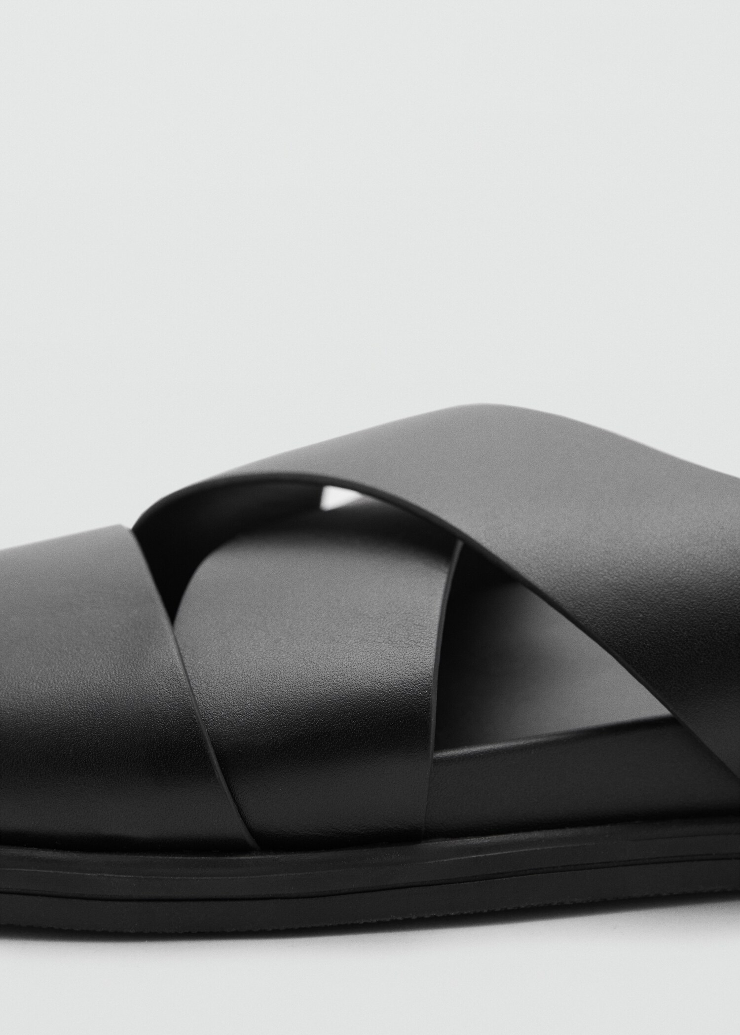 100% leather crossed strap sandal - Details of the article 2