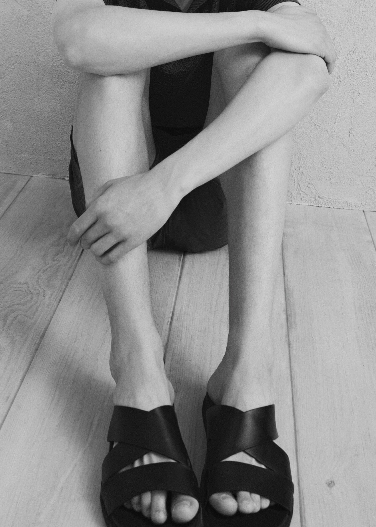 100% leather crossed strap sandal - Details of the article 9