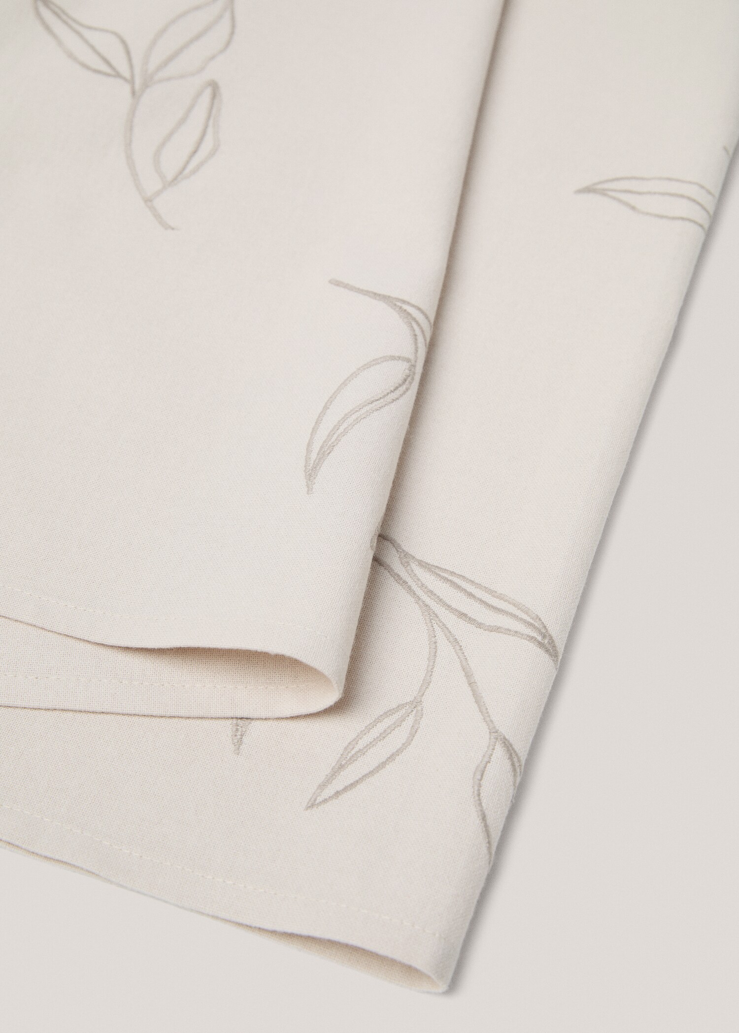 Cotton table runner with embroidered leaves - Details of the article 2