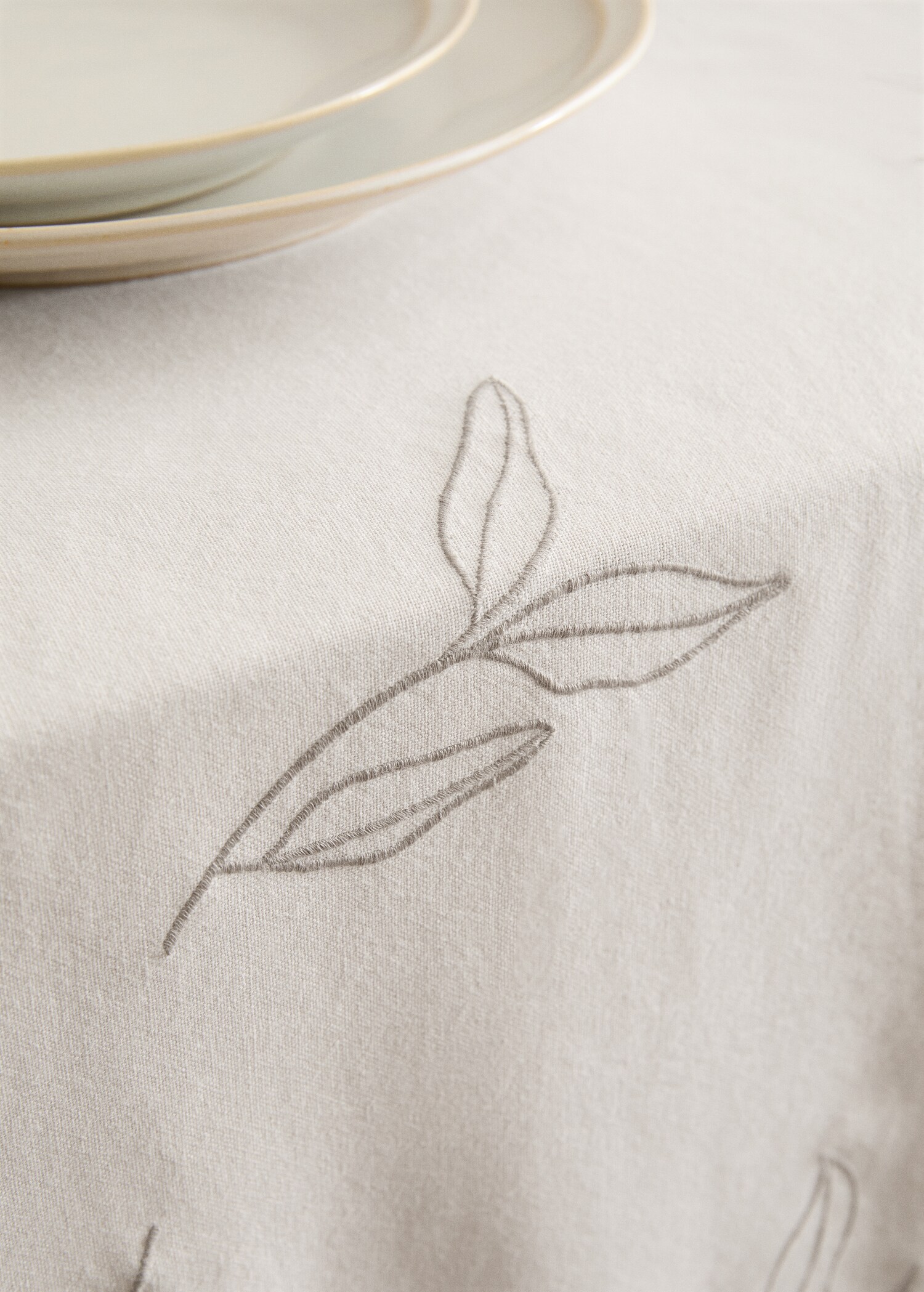 Cotton table runner with embroidered leaves - Details of the article 7