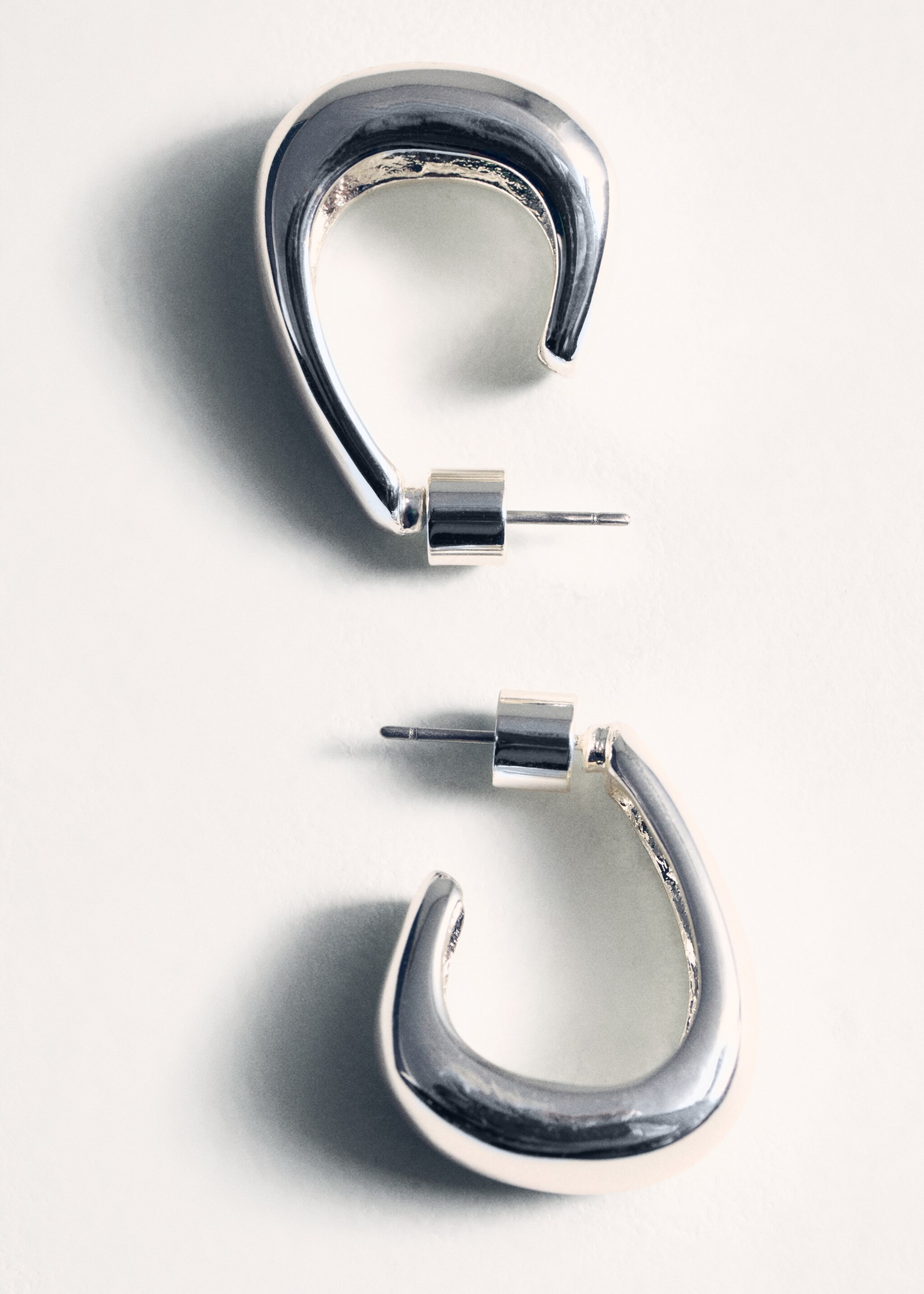 Oval hoop earrings - Details of the article 5