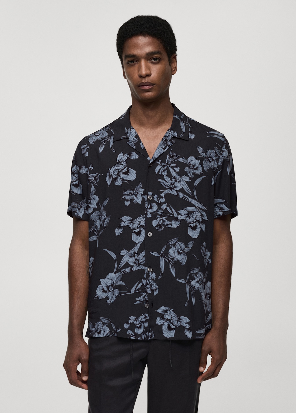 Mango Fließendes Hemd mit Hawaii-Print