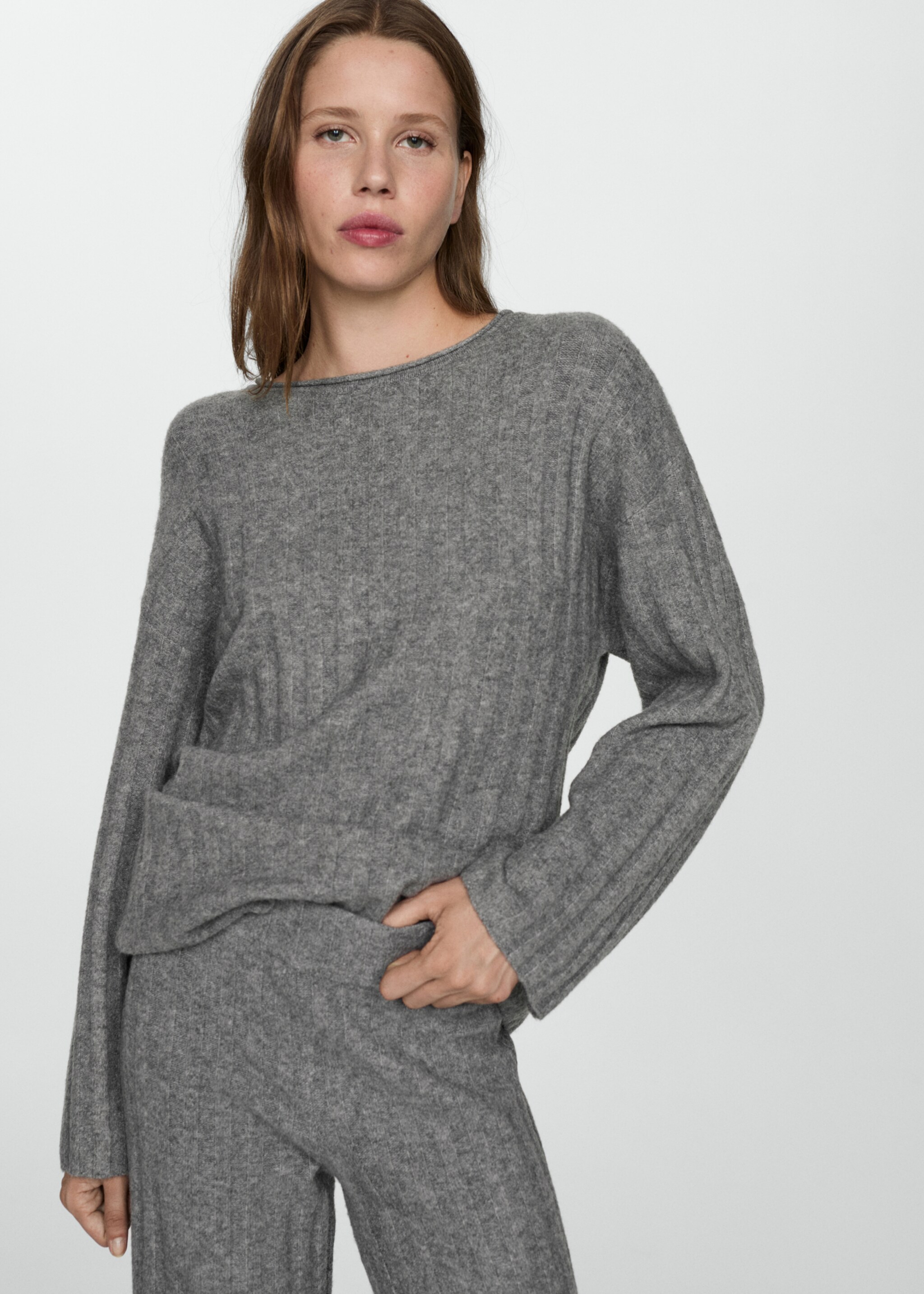 Knitted ribbed sweater - Medium plane