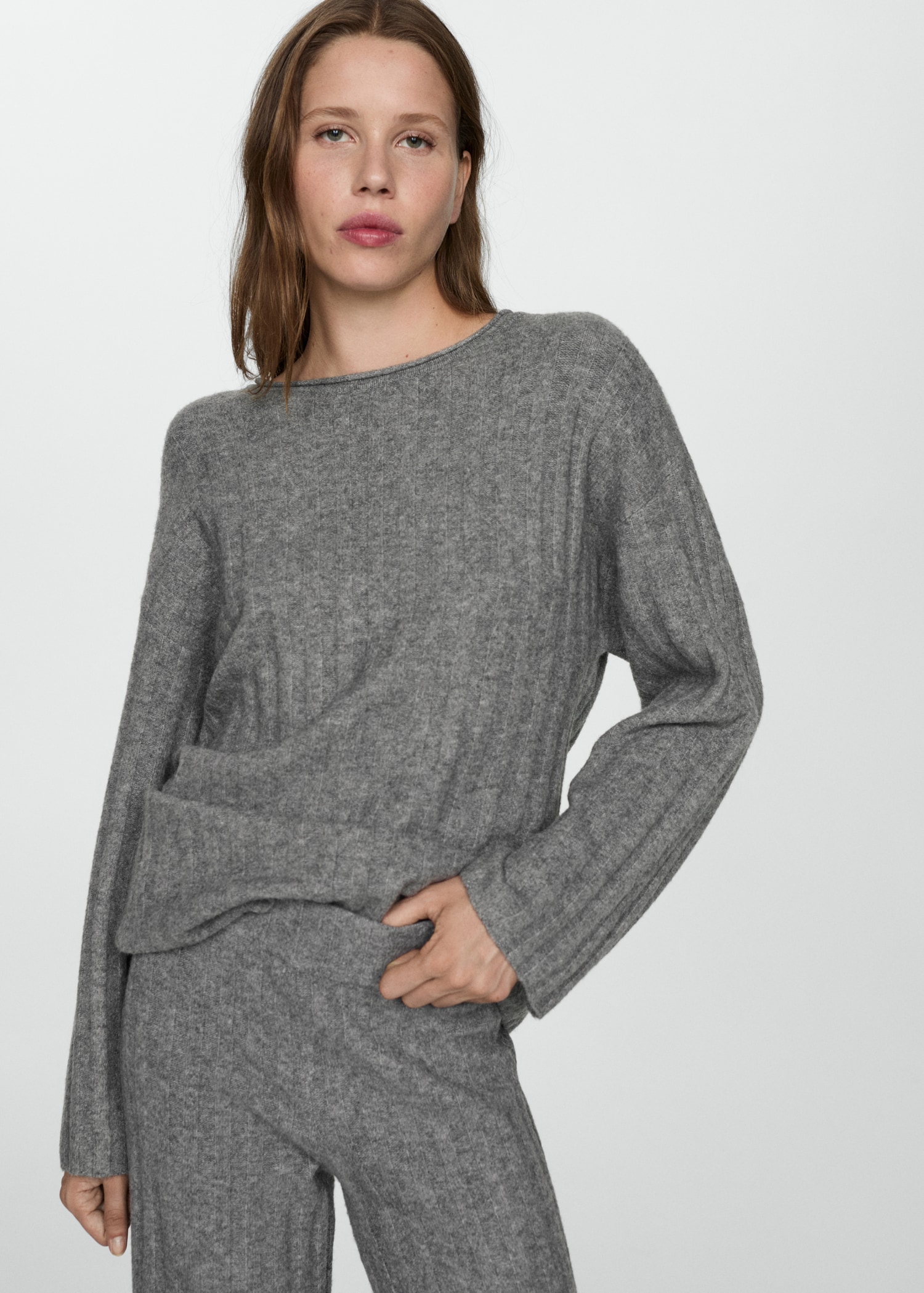 Knitted ribbed sweater - Medium plane