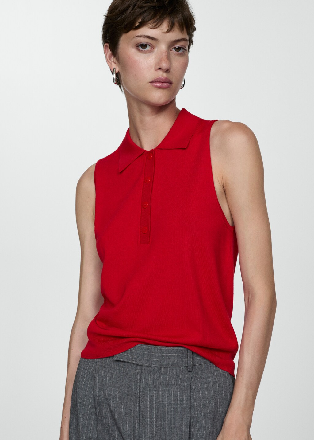 Fine-knit polo neck vest