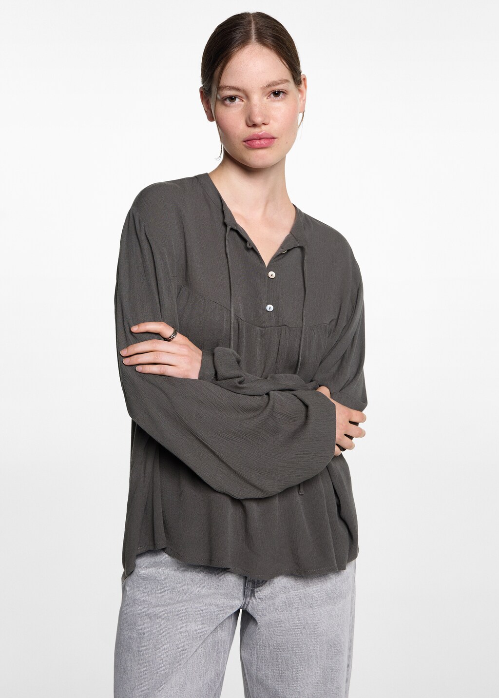 Blusa fluida com laco na gola
