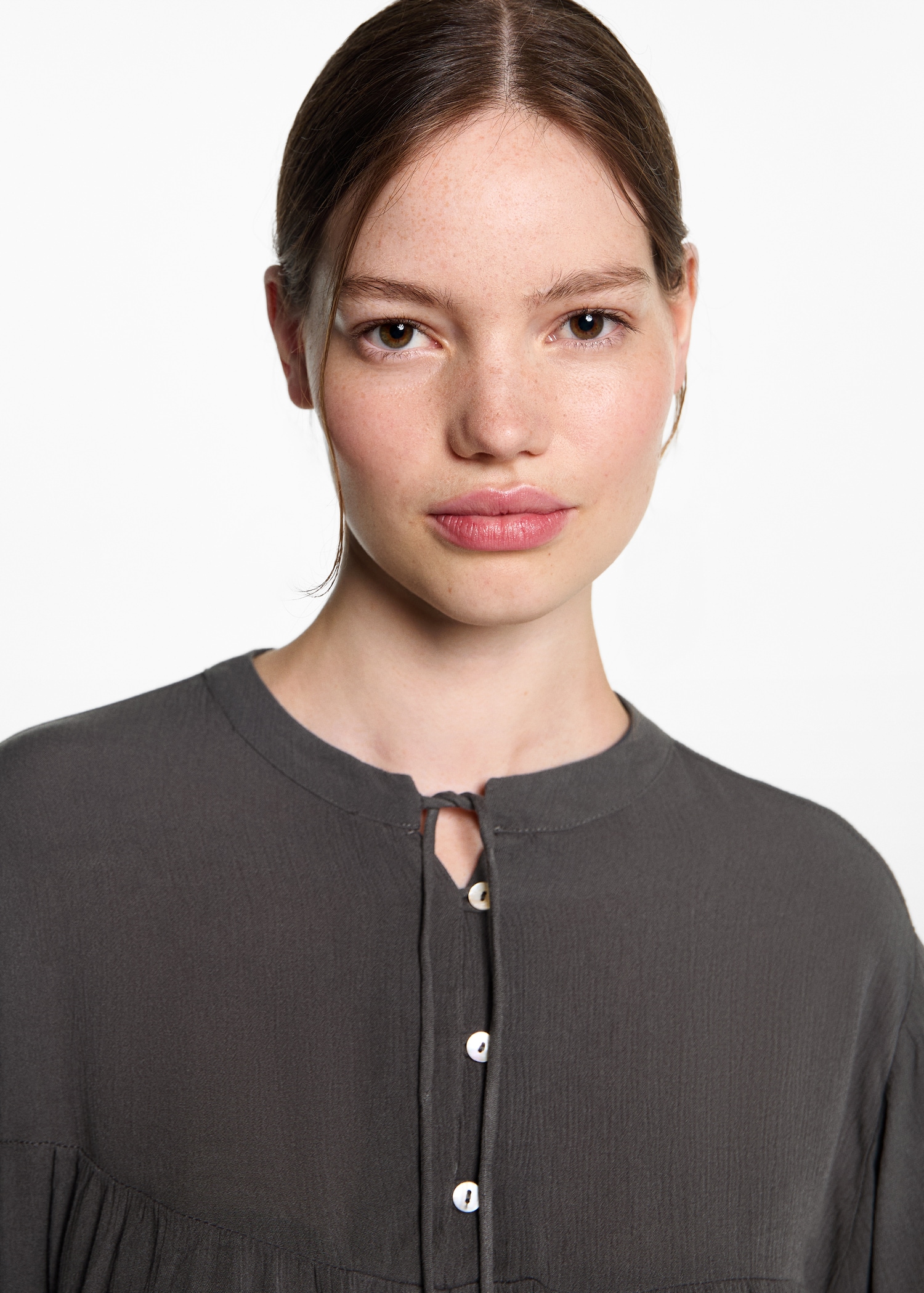 Fluid blouse with neck tie - Details of the article 1