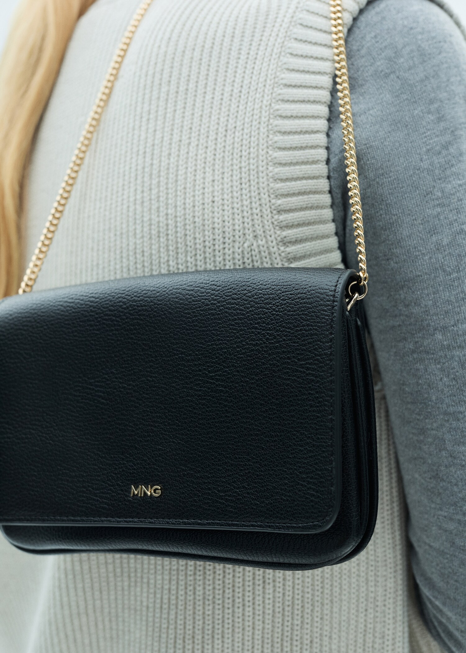Crossbody bag with chain - Details of the article 9