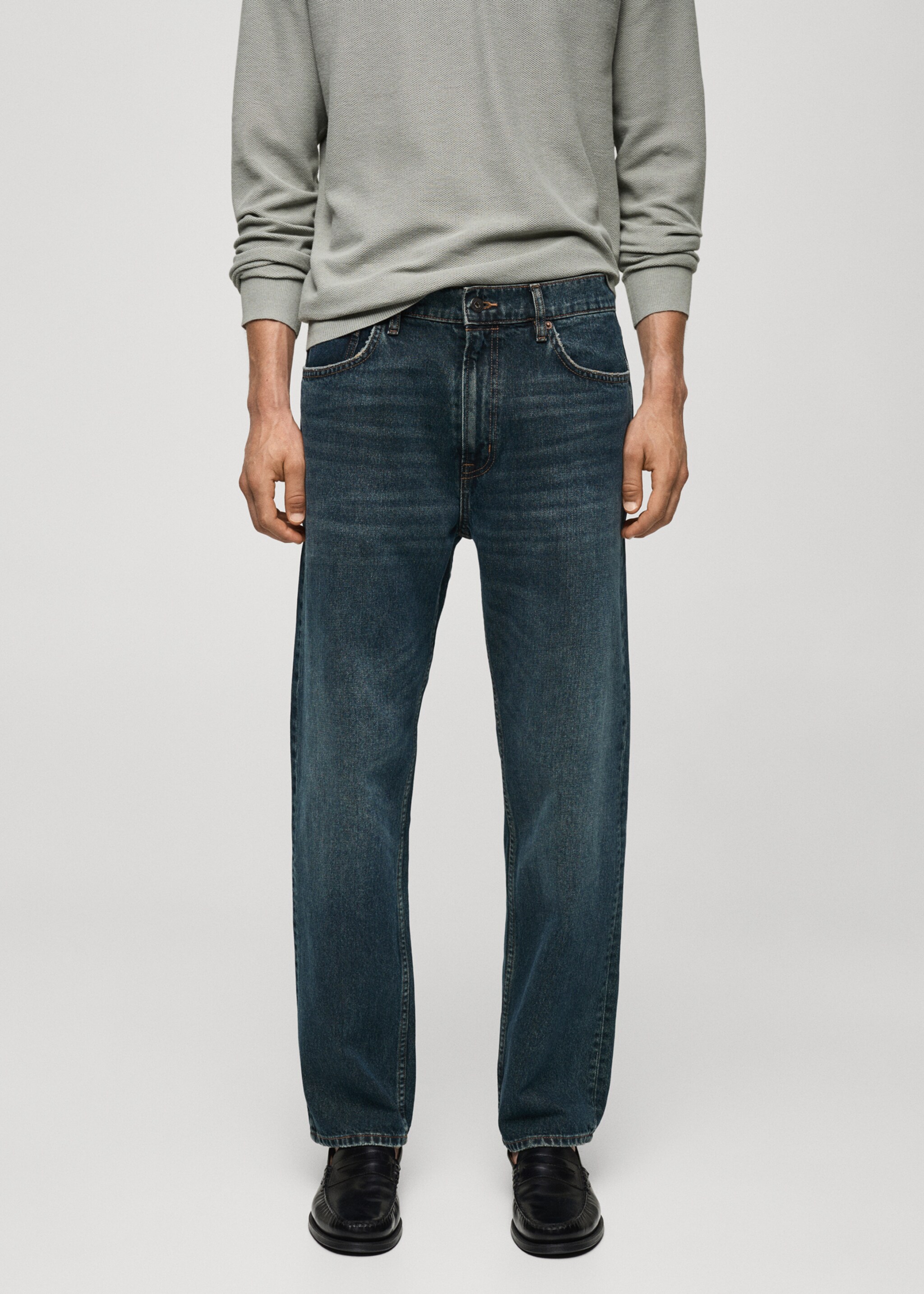 Distressed dark-wash straight fit jeans - Средний план