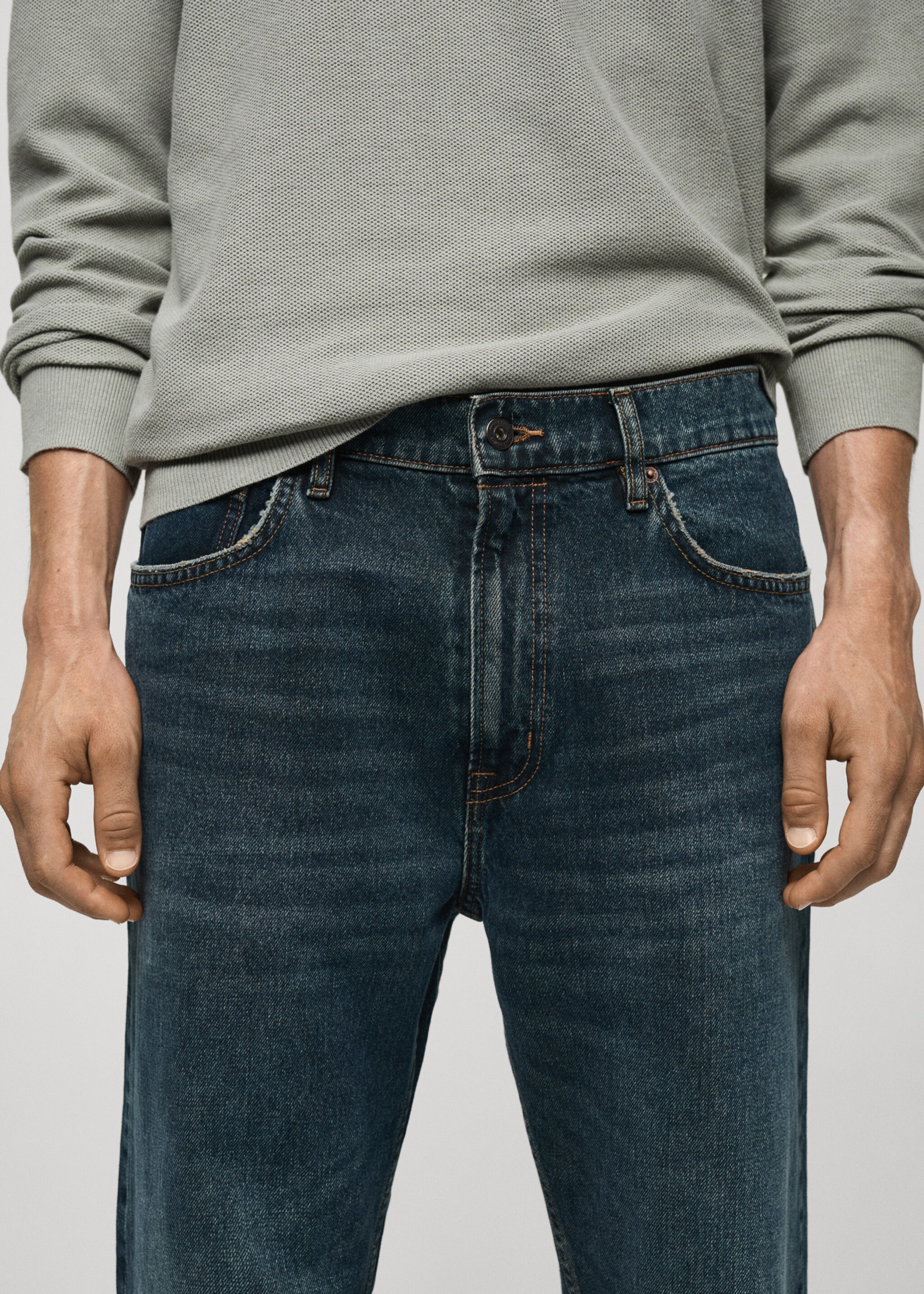 Jeans straight fit lavado oscuro desgastado - Detalle del artículo 1