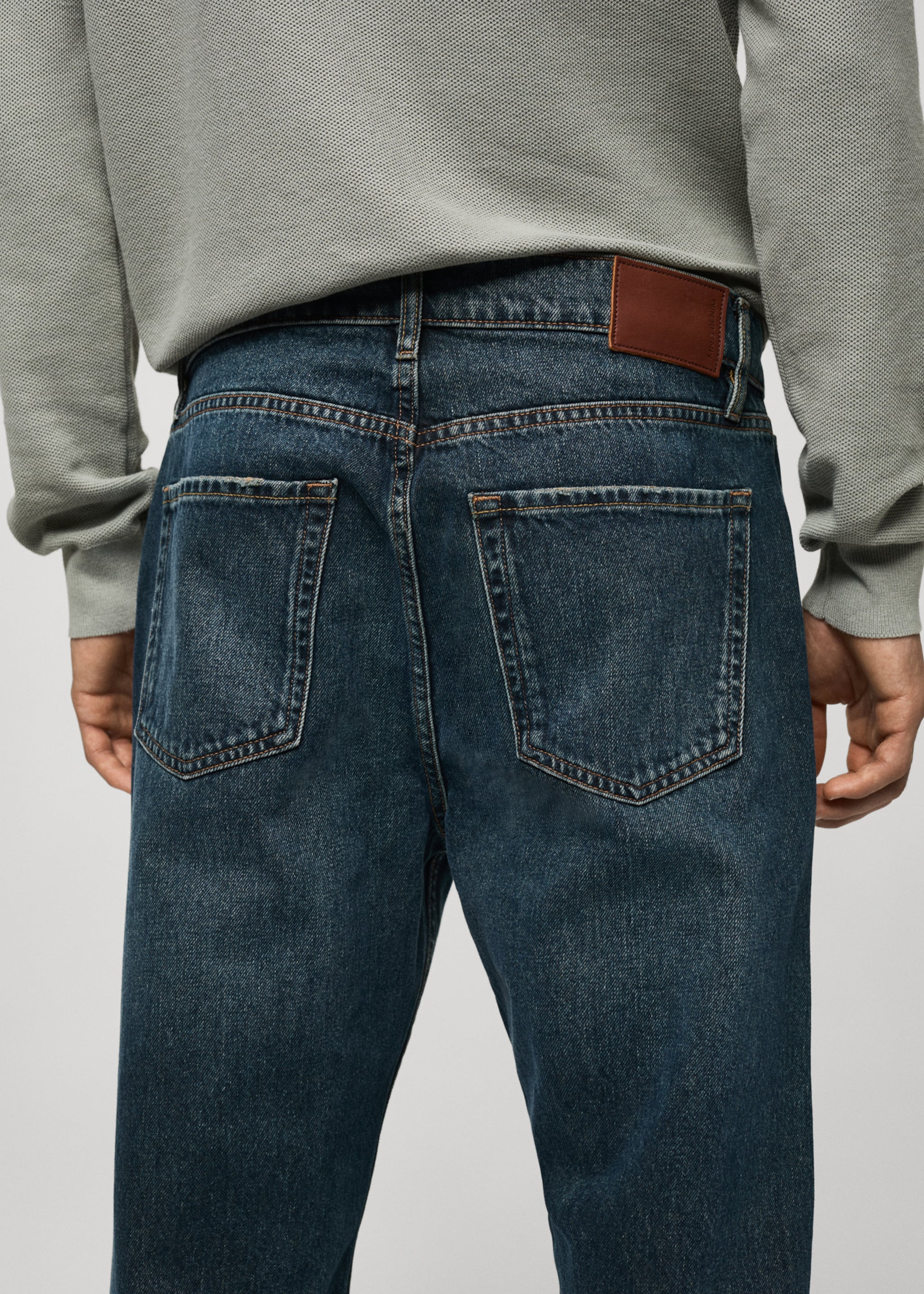 Jeans straight fit lavado oscuro desgastado - Detalle del artículo 6