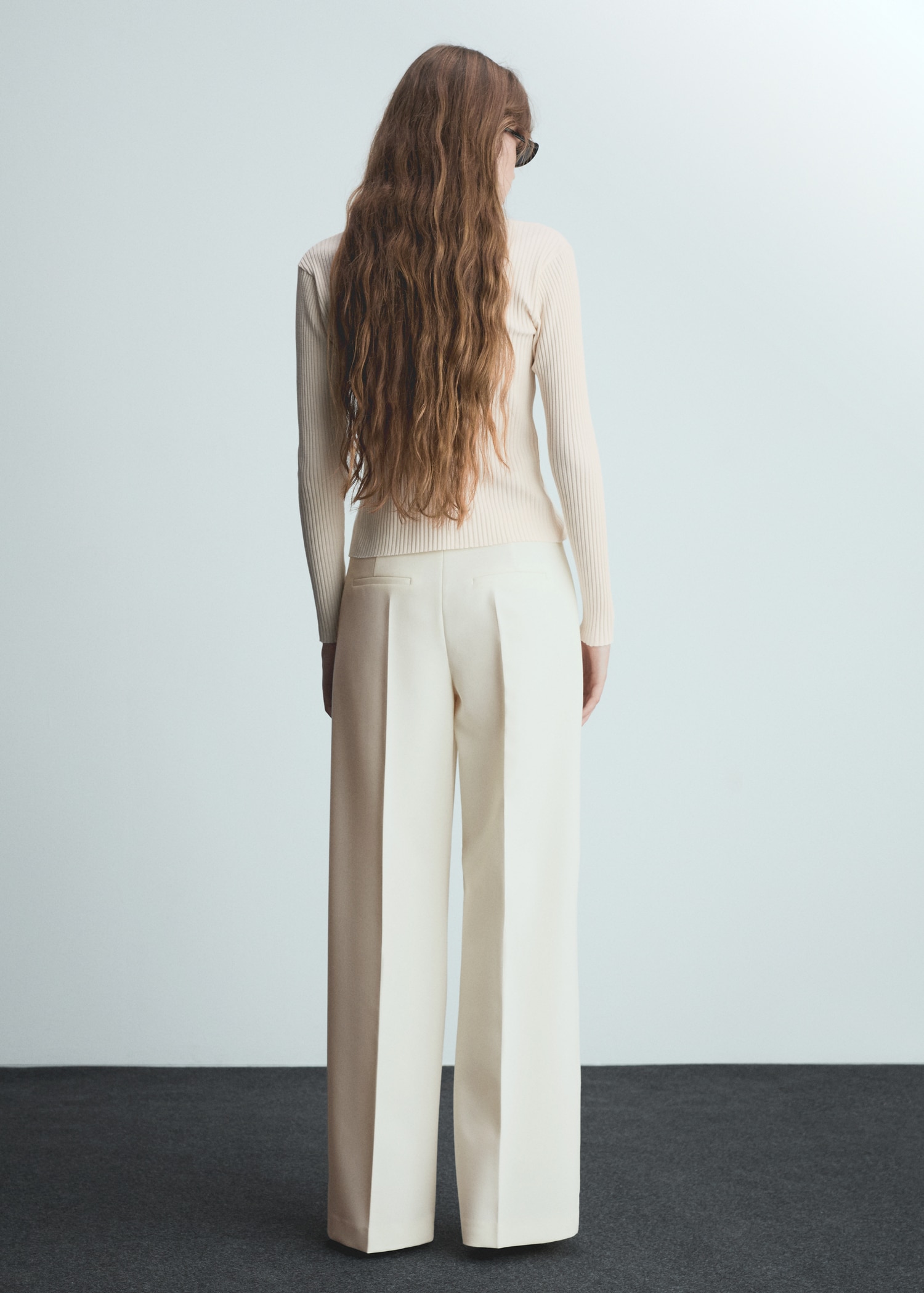 Wideleg pleated trousers - Reverse of the article