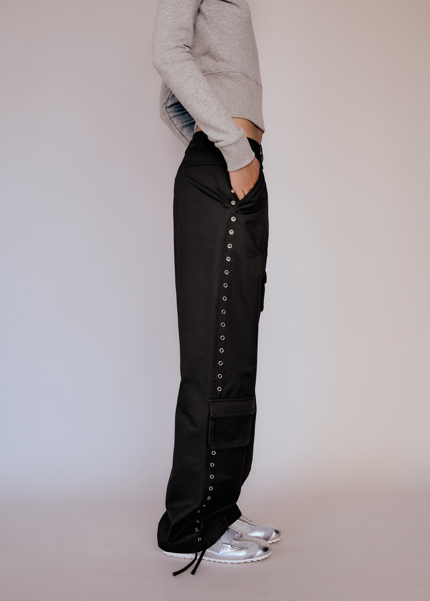 Pantalón parachute tachuelas - Plano medio