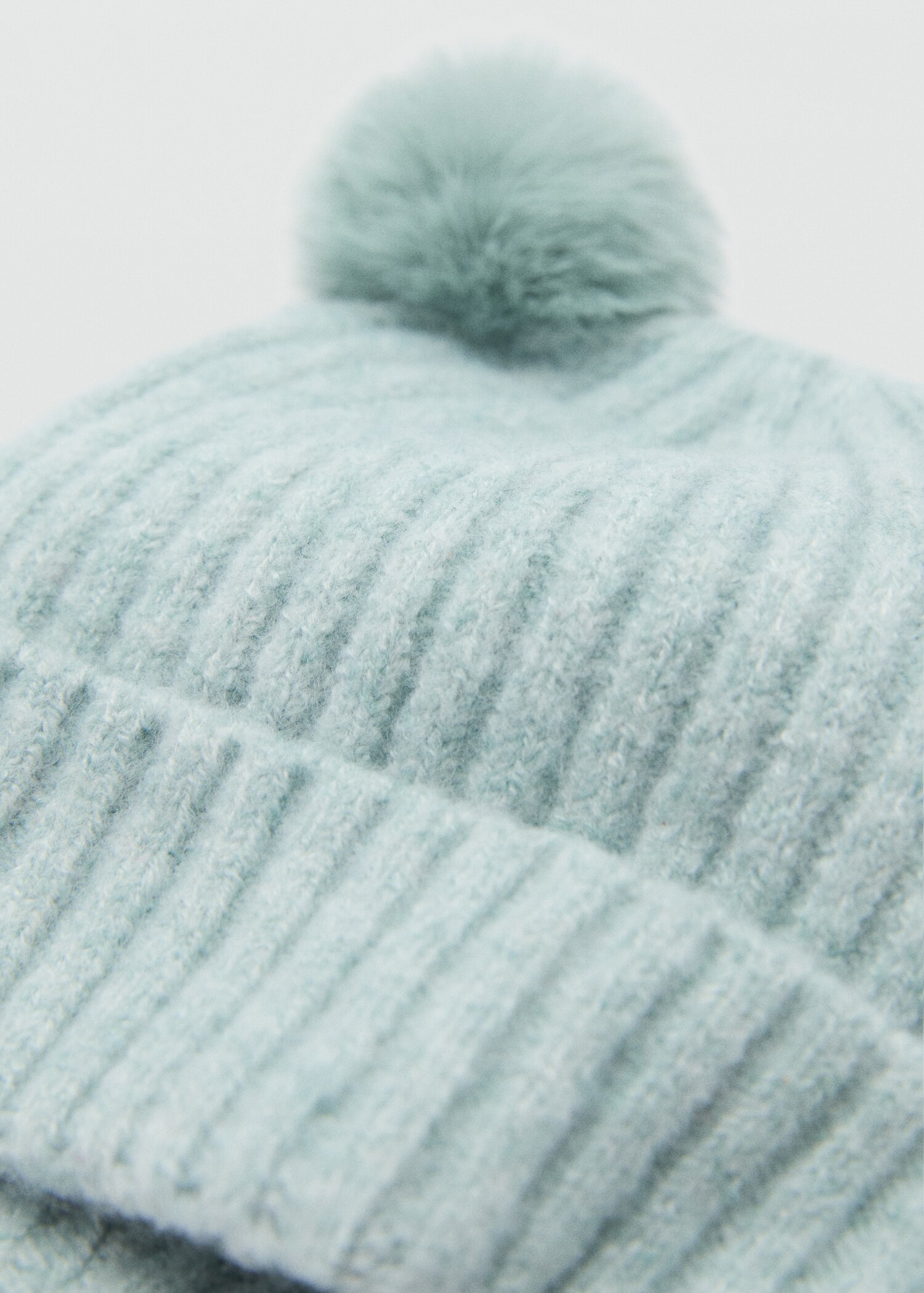 Gorro punto pompón - Plano medio