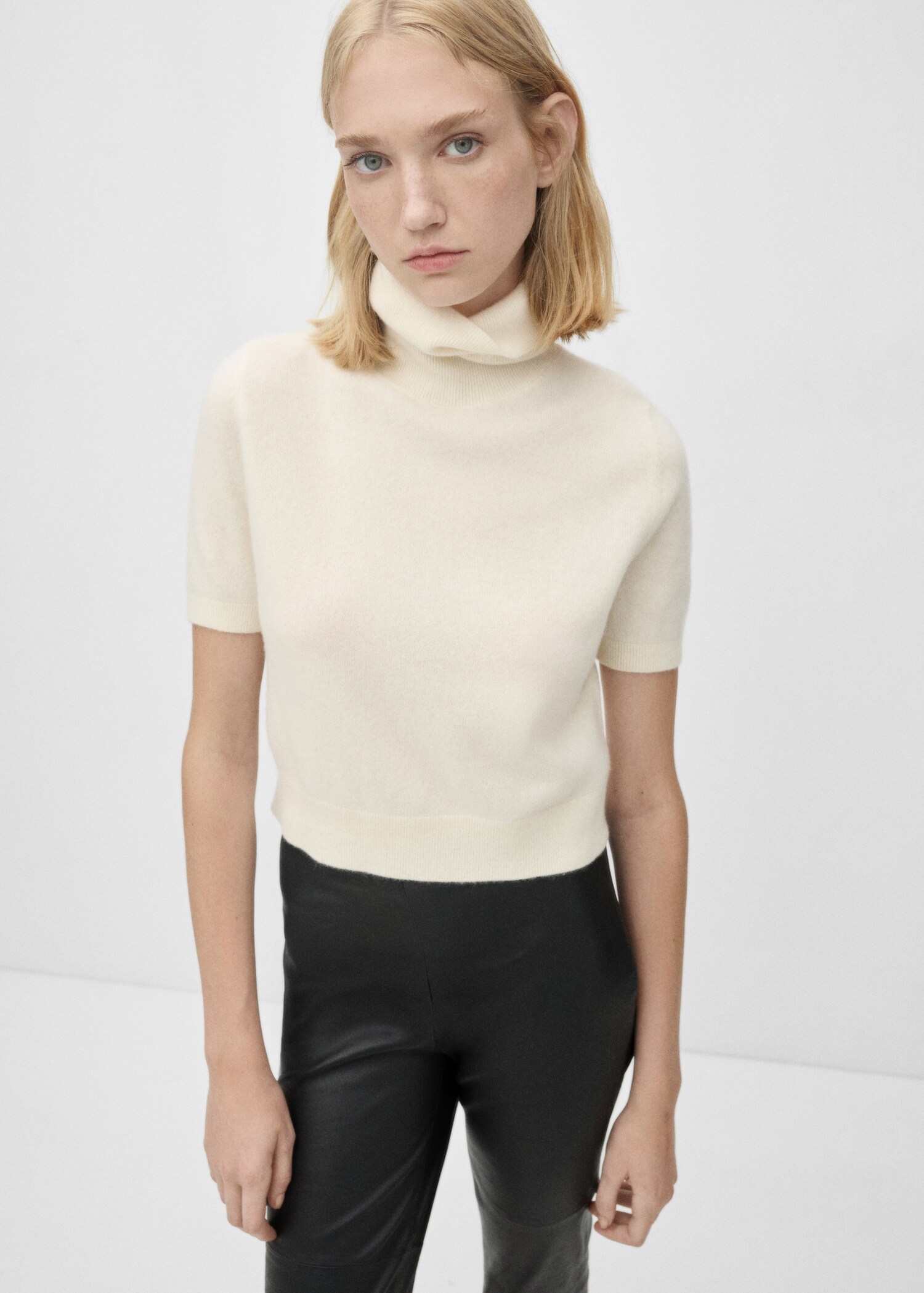 Jersey cashmere cuello vuelto - Plano medio