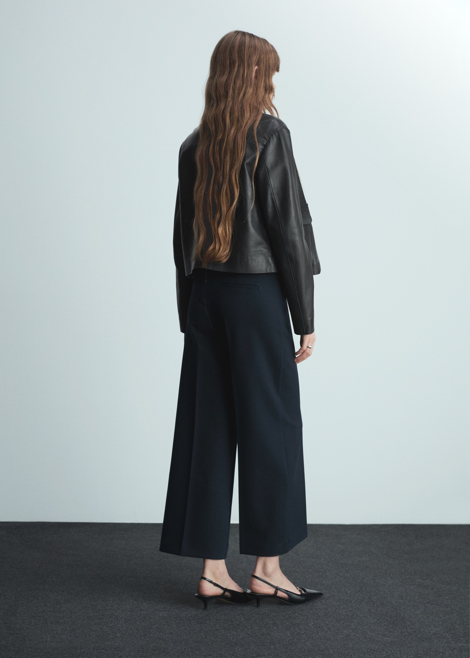 Wideleg pleated trousers - Reverse of the article