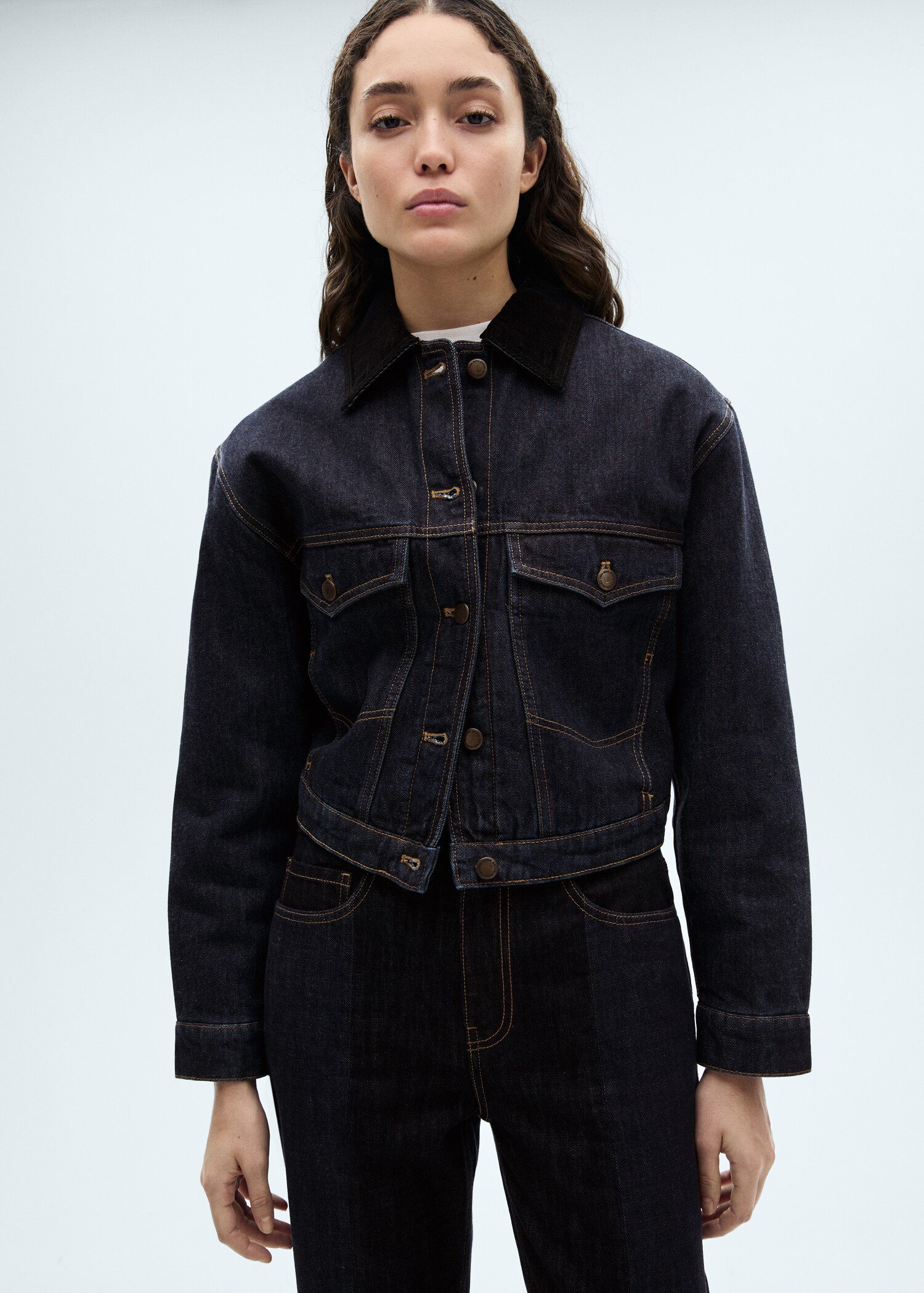 Blouson en jean col contrastant - Plan moyen