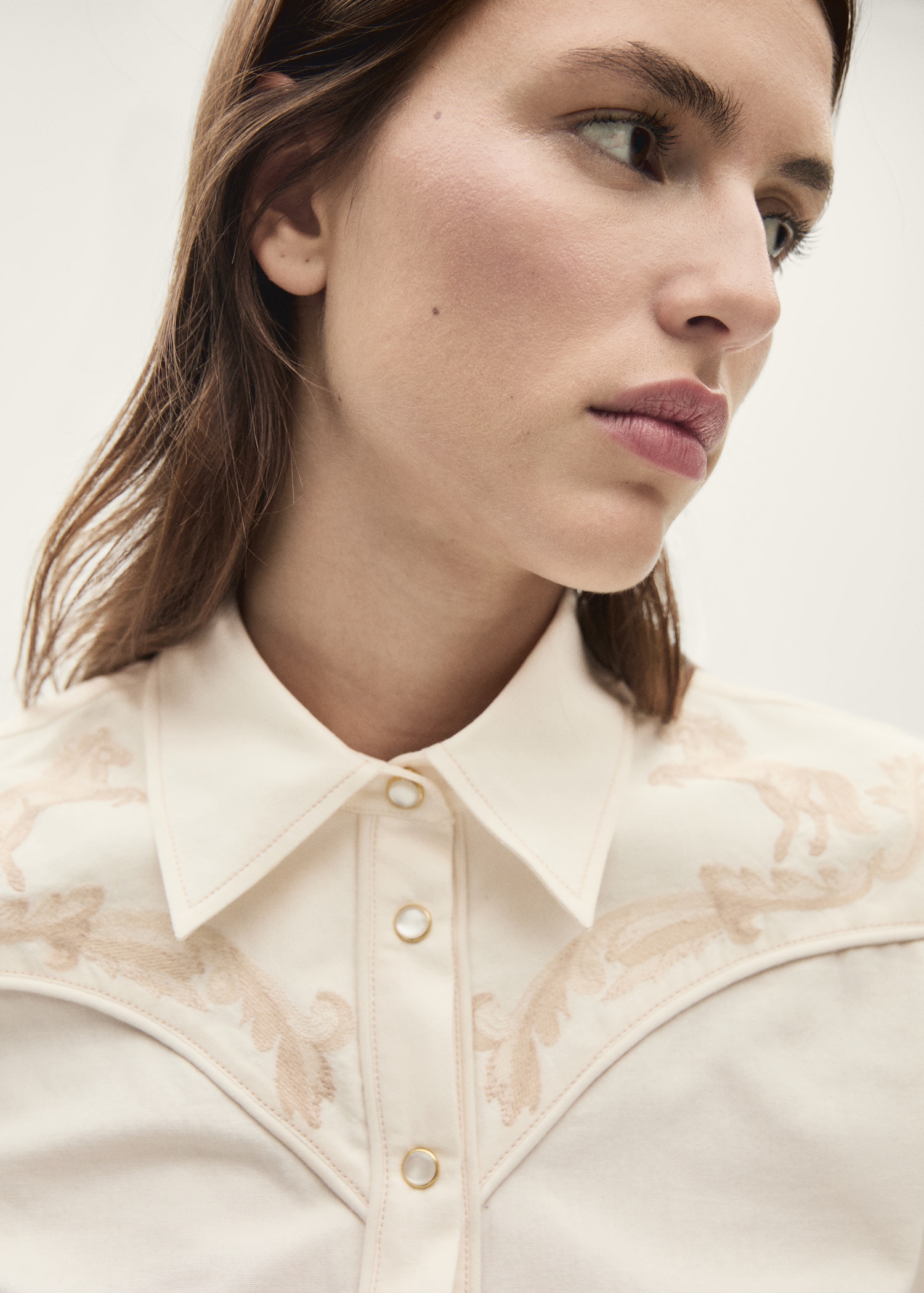 Fitted shirt with decorative embroidery - Details of the article 1