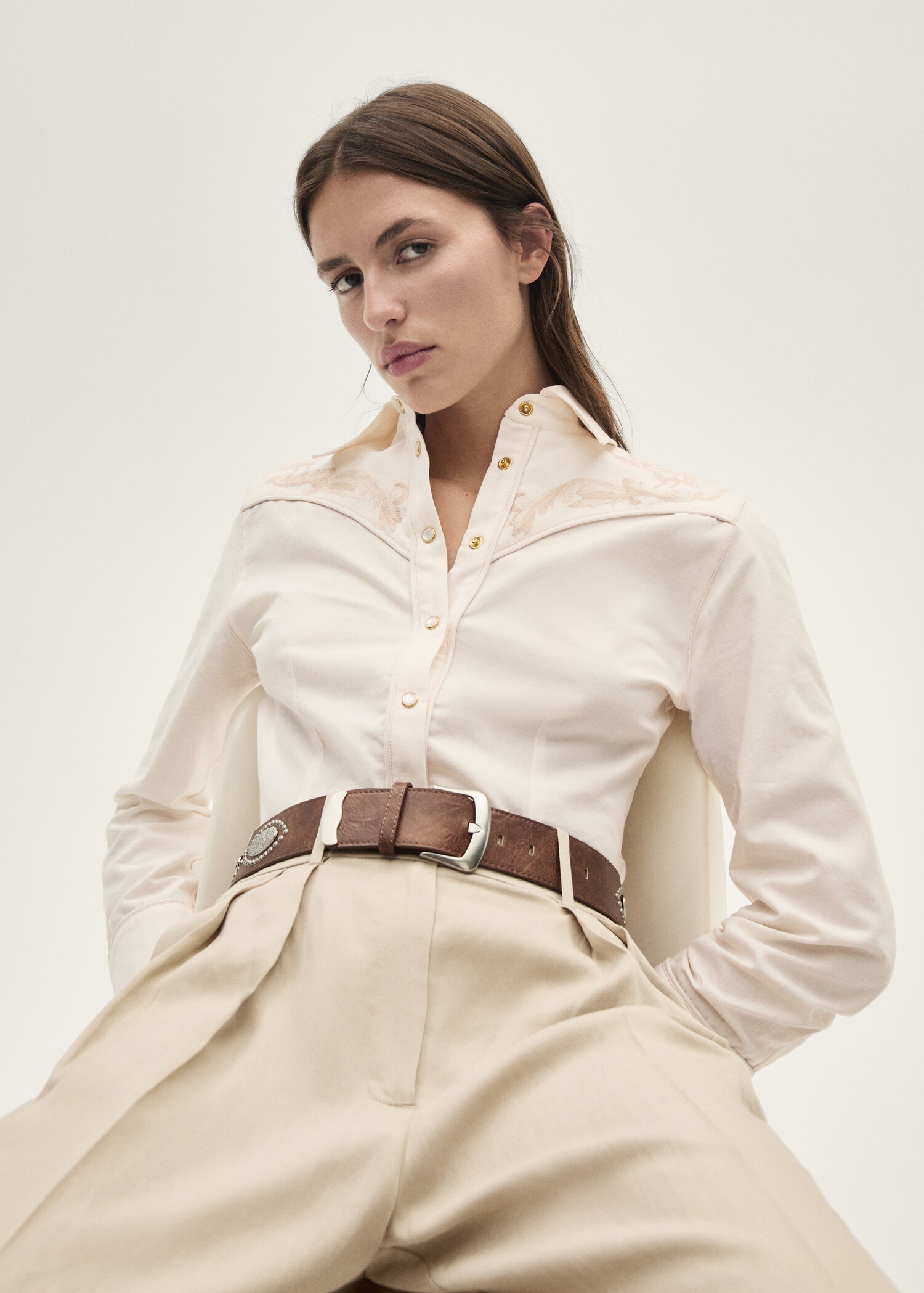 Fitted shirt with decorative embroidery - Details of the article 2