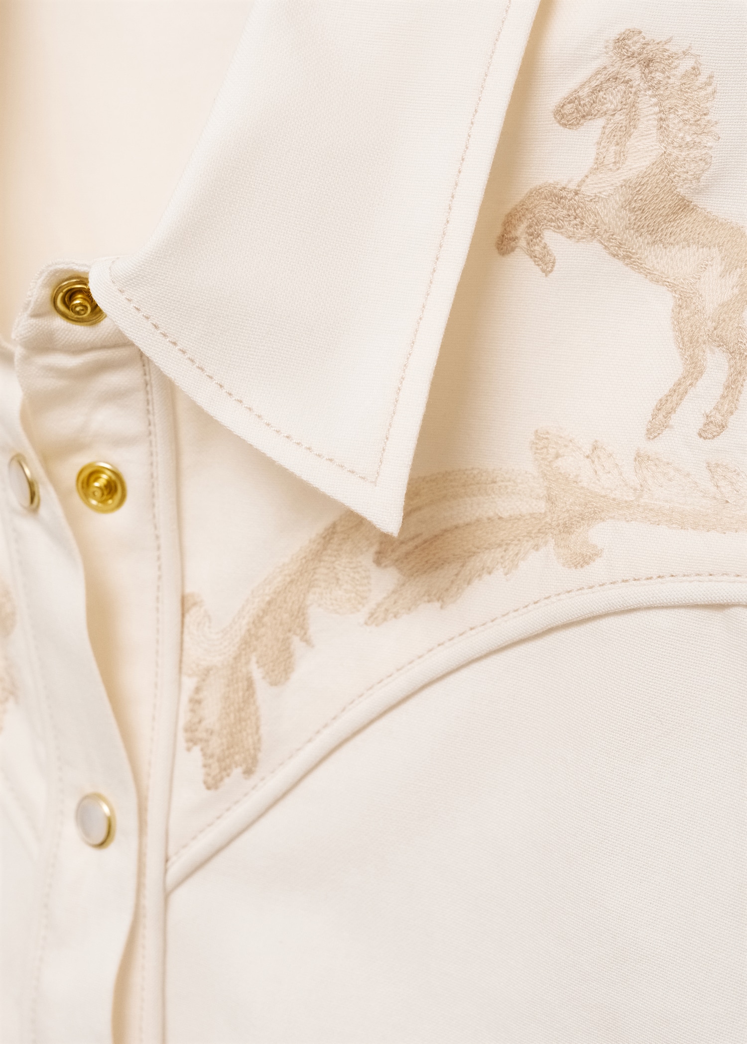 Fitted shirt with decorative embroidery - Details of the article 8