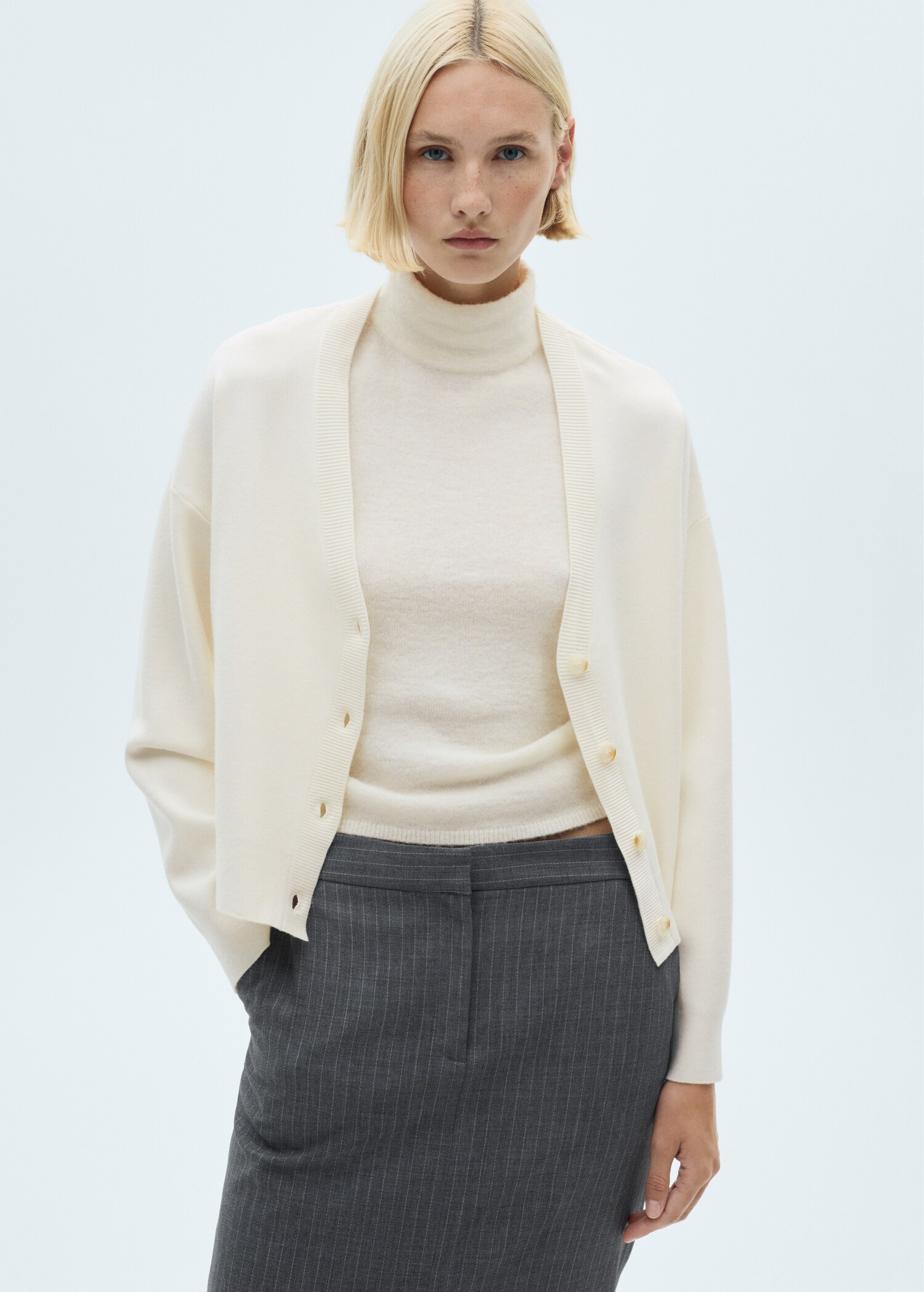 V-neck knitted cardigan - Medium plane