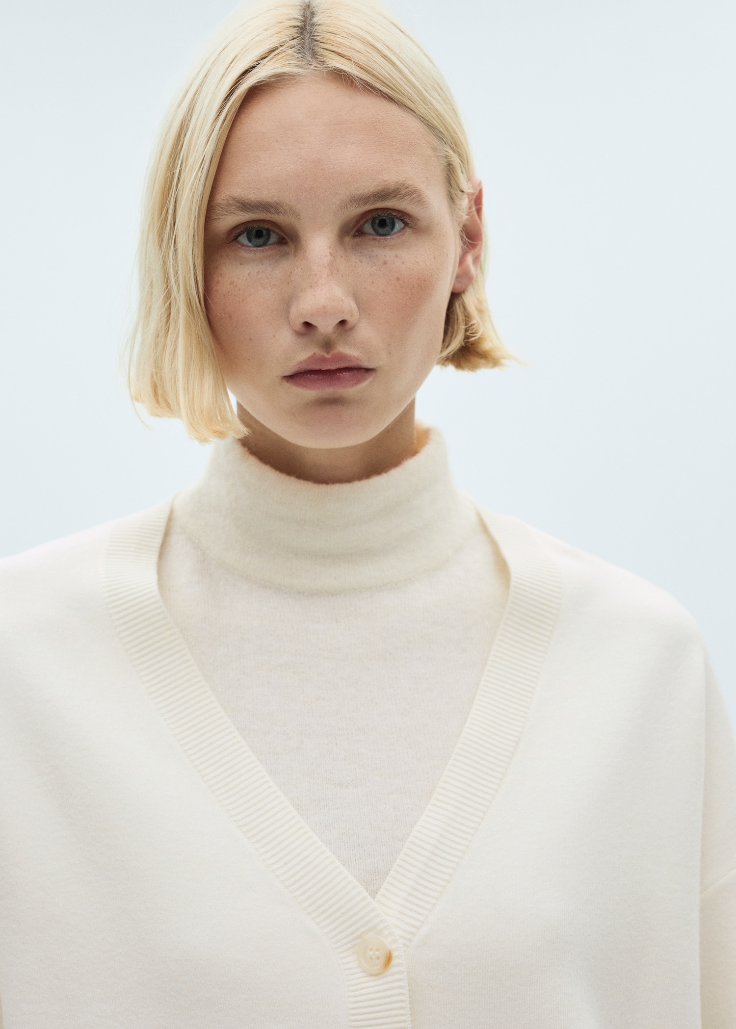 V-neck knitted cardigan - Details of the article 1