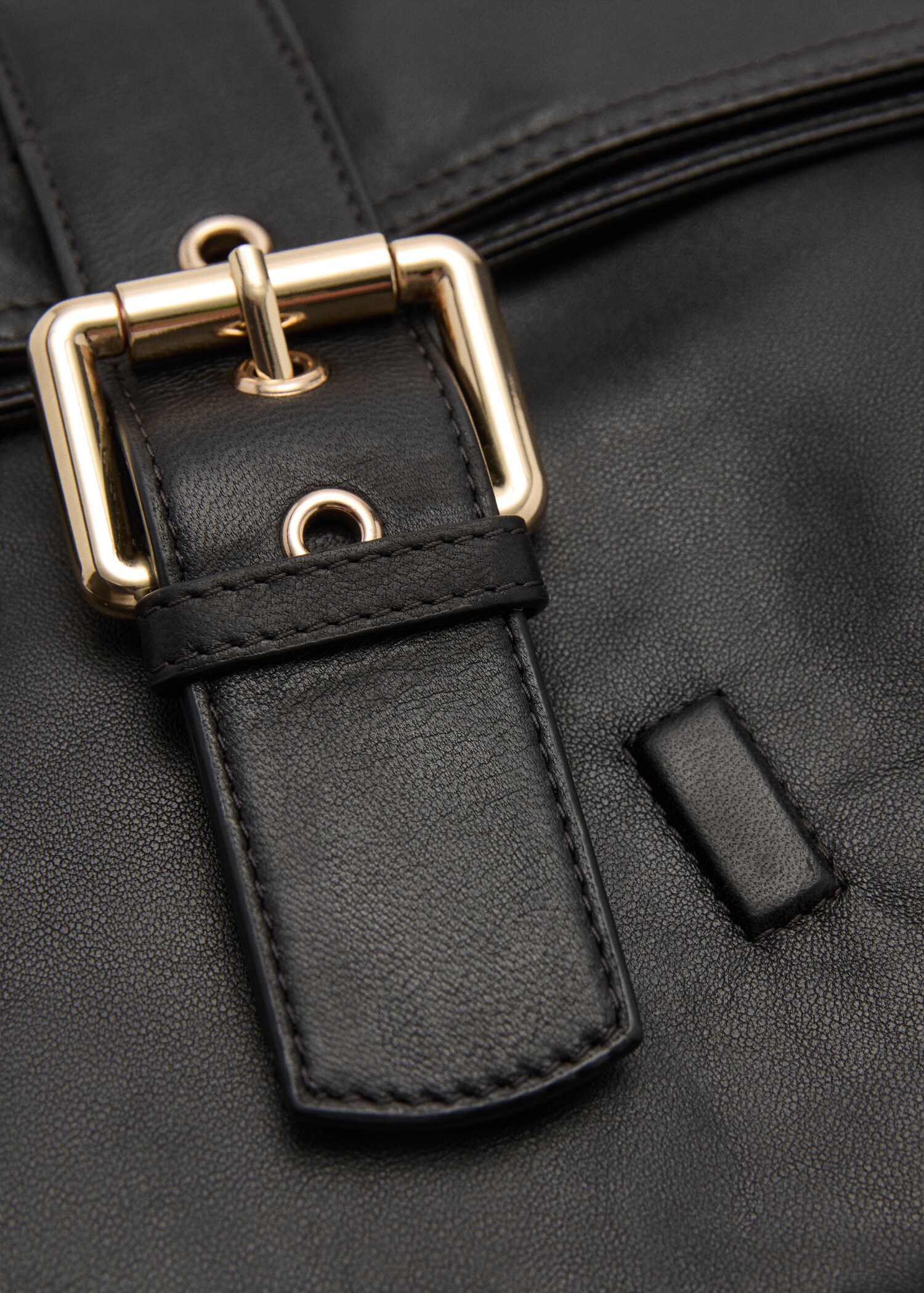 Buckle leather bag - Details of the article 2
