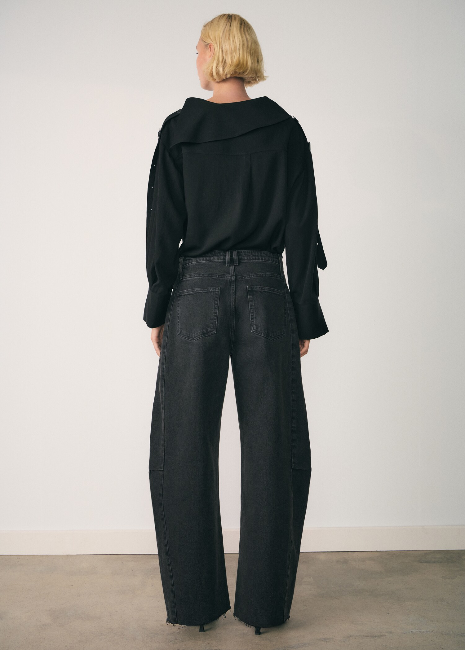 Low-rise loose-fit wideleg jeans - Reverse of the article