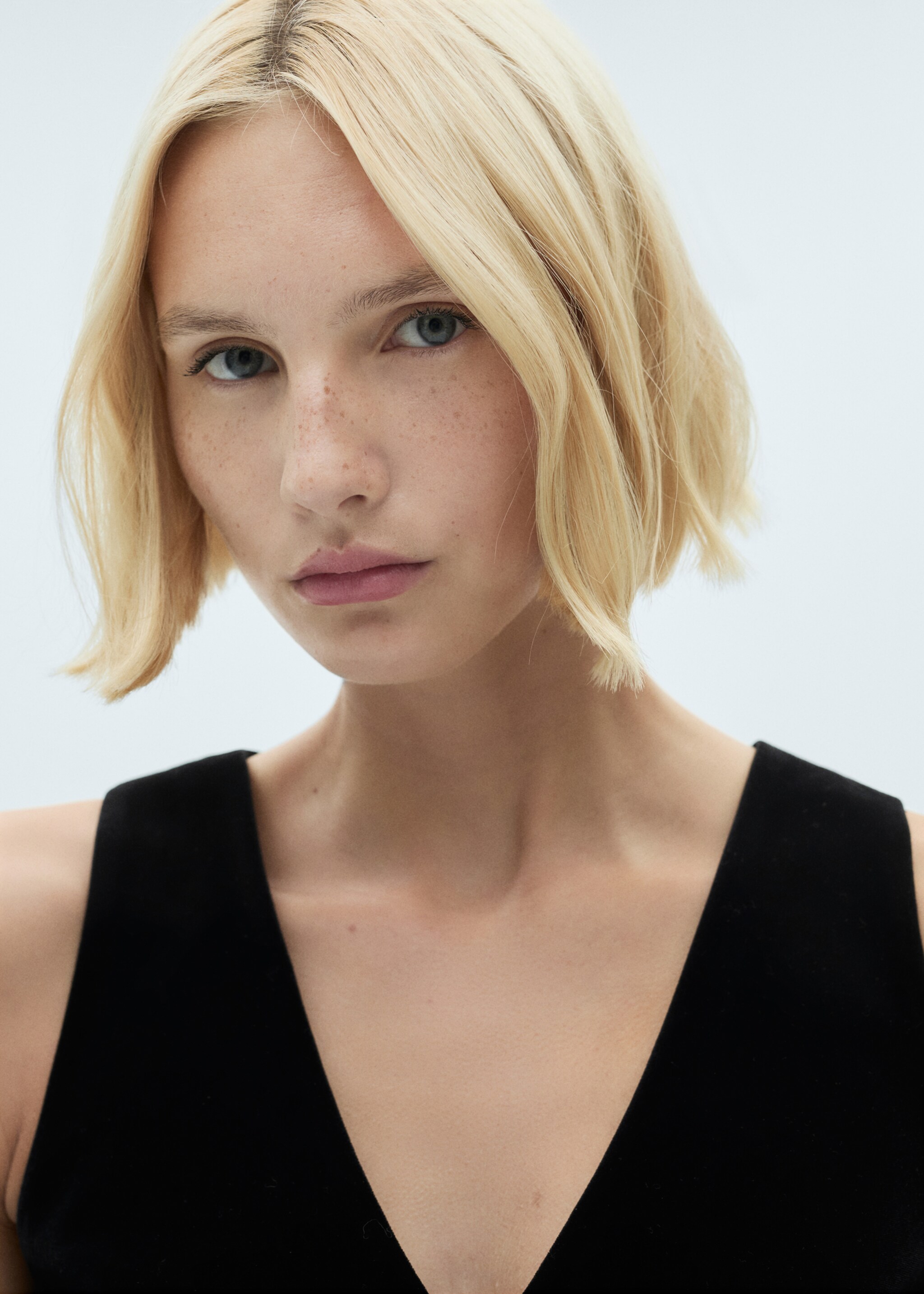 Cropped velvet vest - Details of the article 1, Black. Ref: 77069062-00.