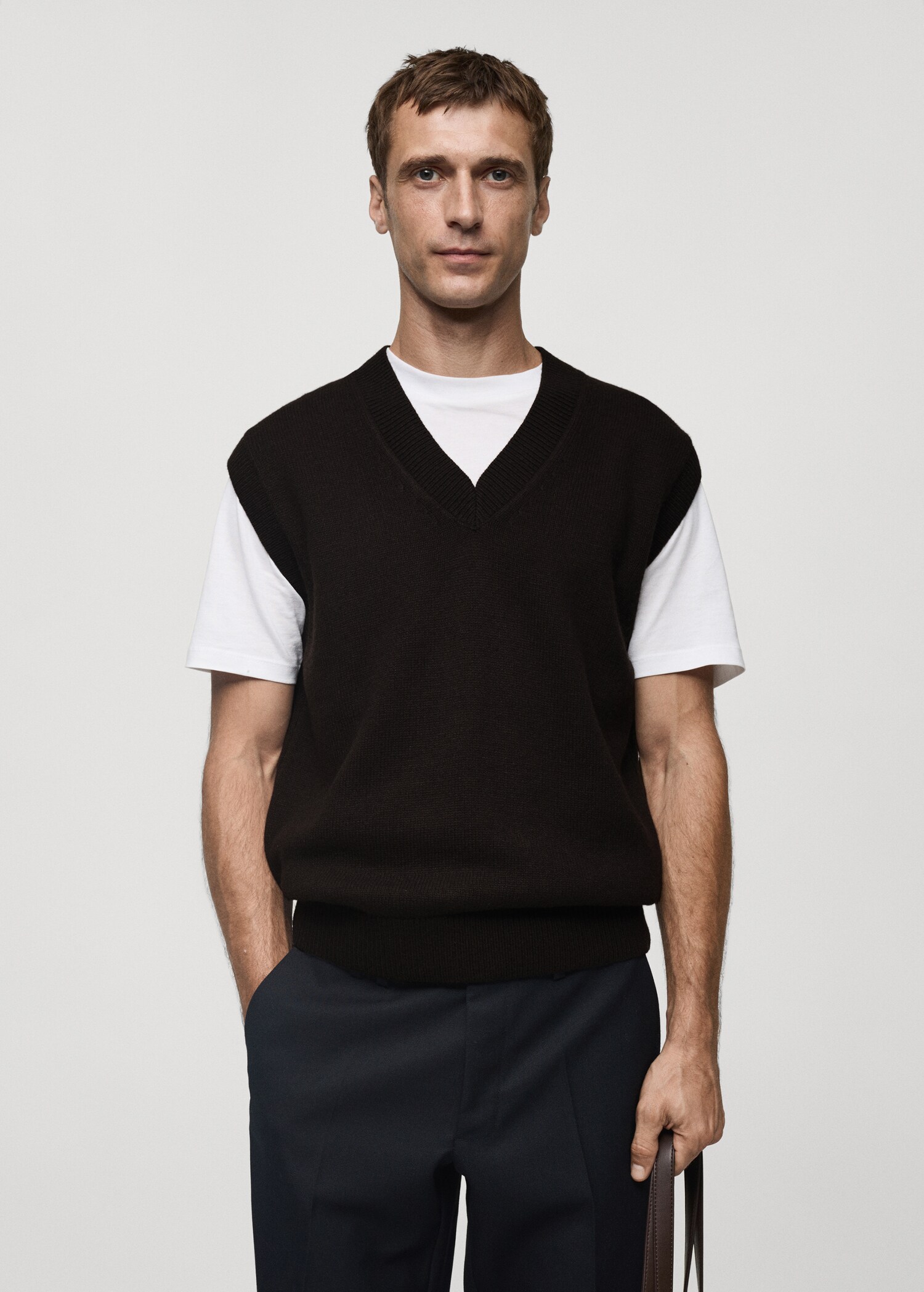 V-neck knitted vest - Medium plane