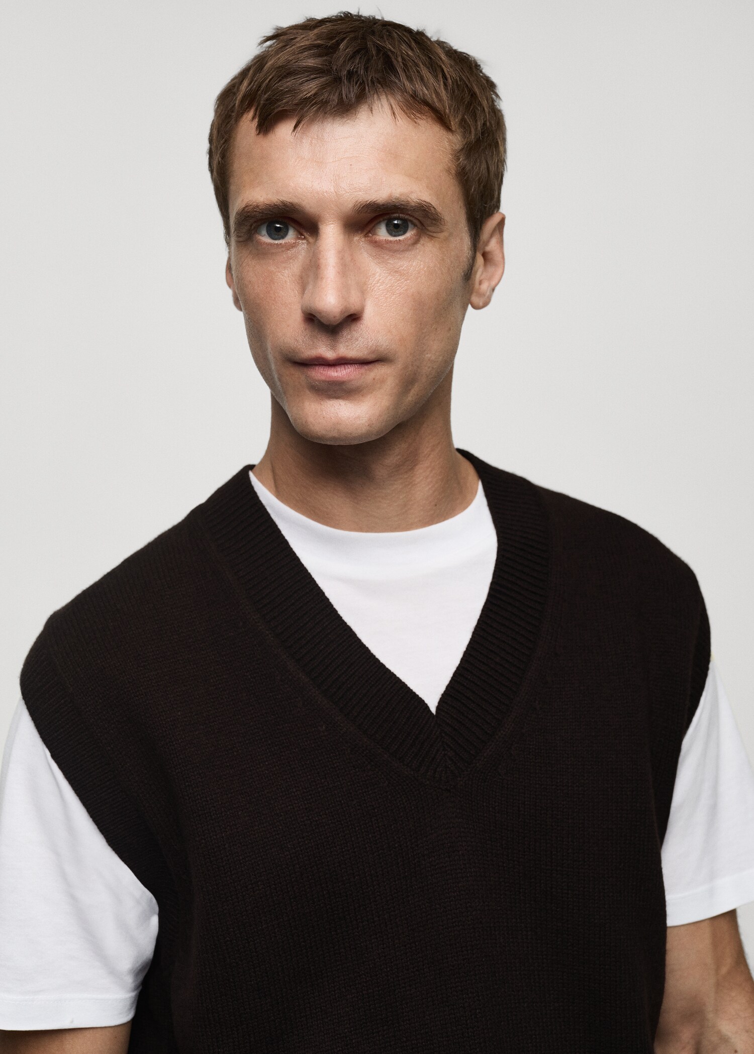 V-neck knitted vest - Details of the article 1