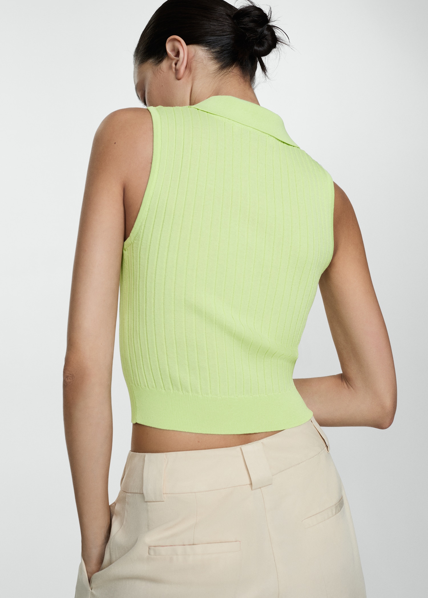 Buttoned round-neck cardigan - Reverse of the article