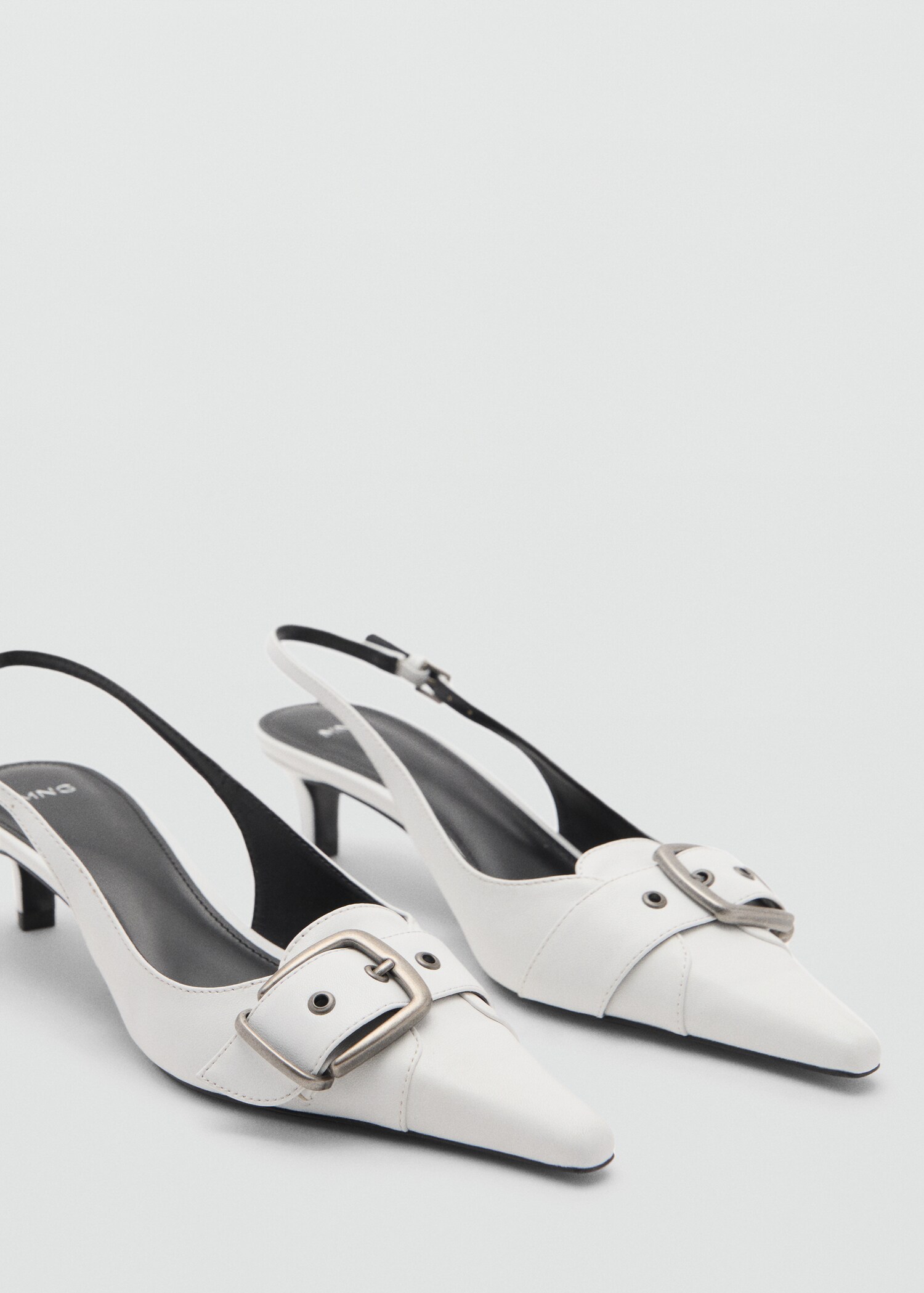 Chaussures ouvertes à l’arrière boucle - Plan moyen