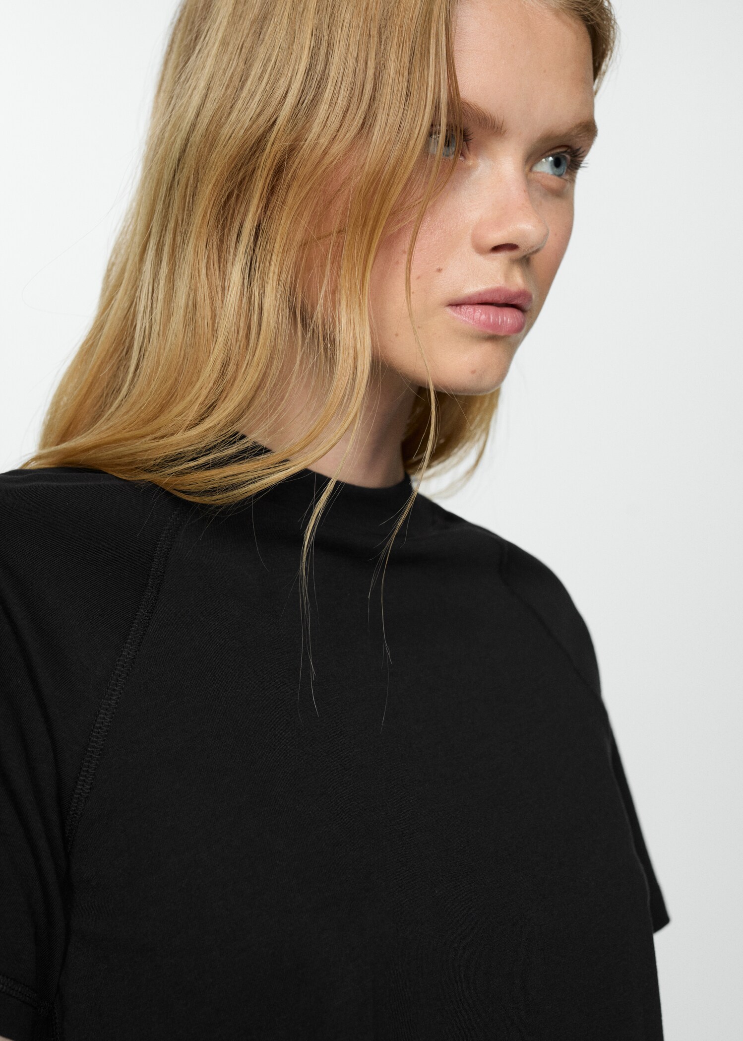 Cotton T-shirt with seams - Details of the article 1