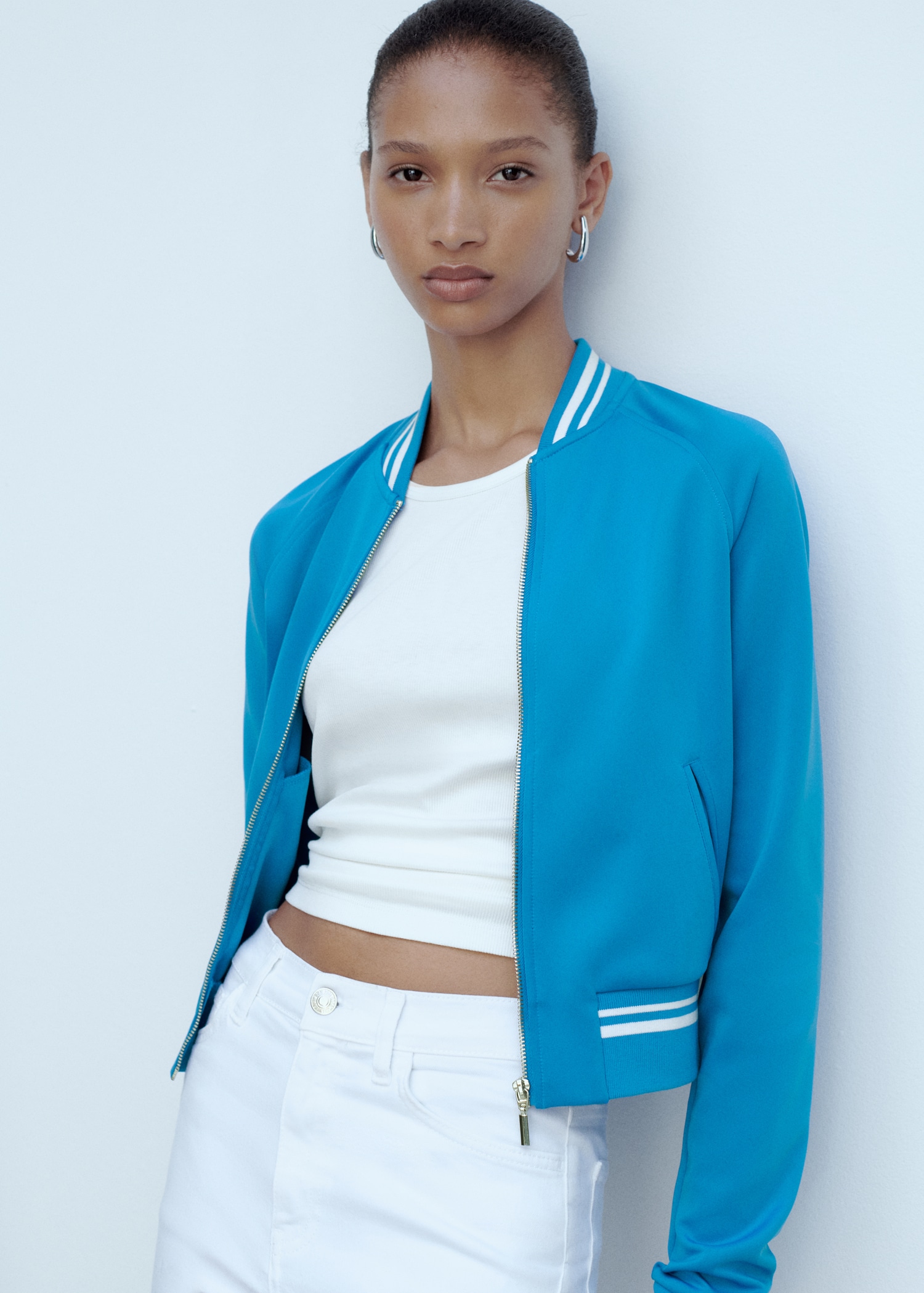Chaqueta bomber rayas contraste - Plano medio