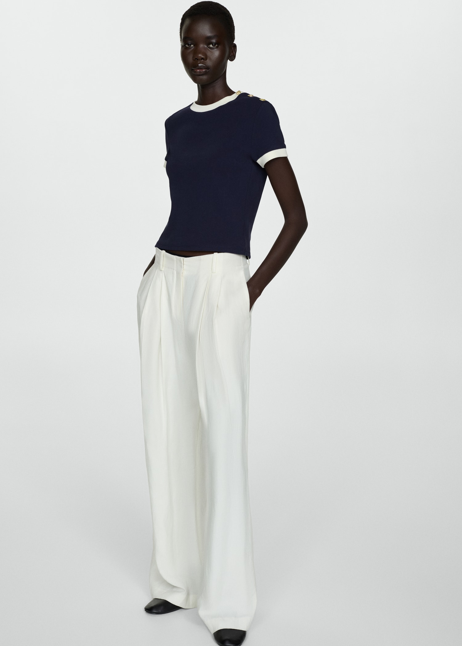 T-shirt with contrasting buttons - Details of the article 2