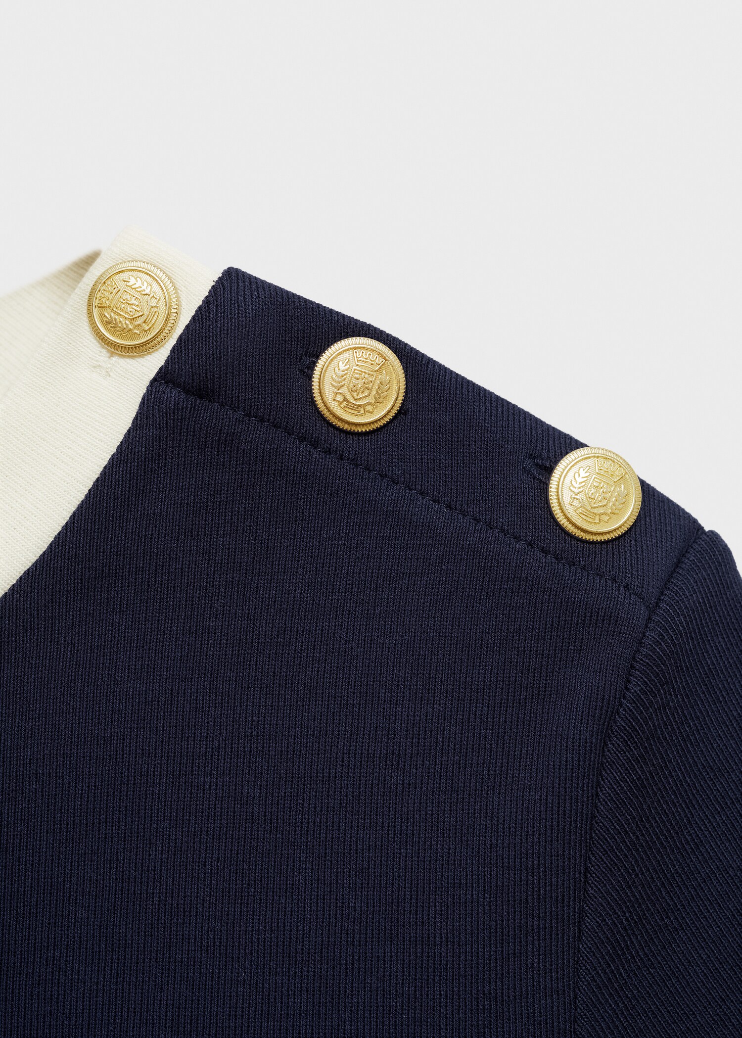 T-shirt with contrasting buttons - Details of the article 8