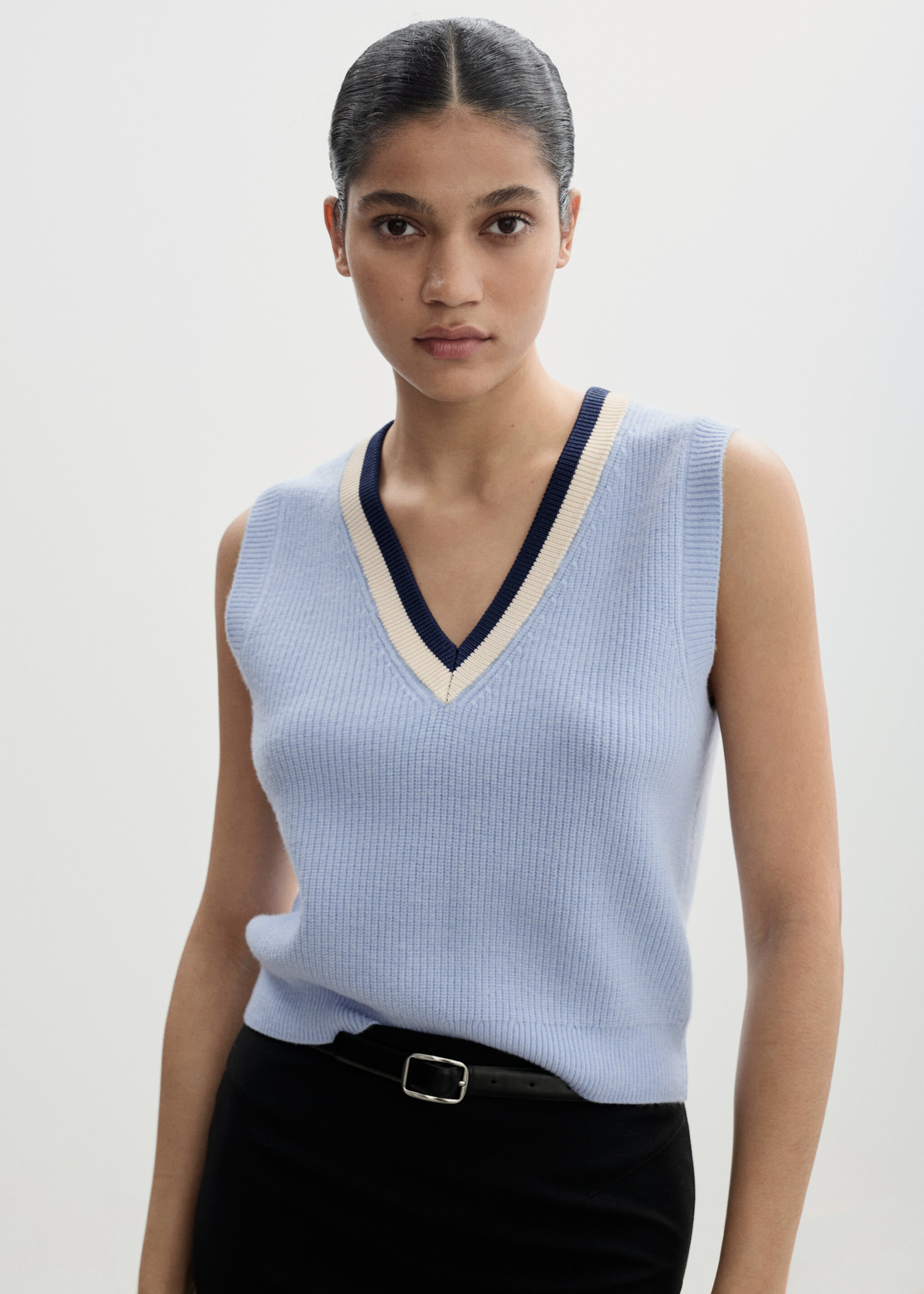 Contrast V-neck vest - Medium plane, Sky Blue. Ref: 77074034-00.