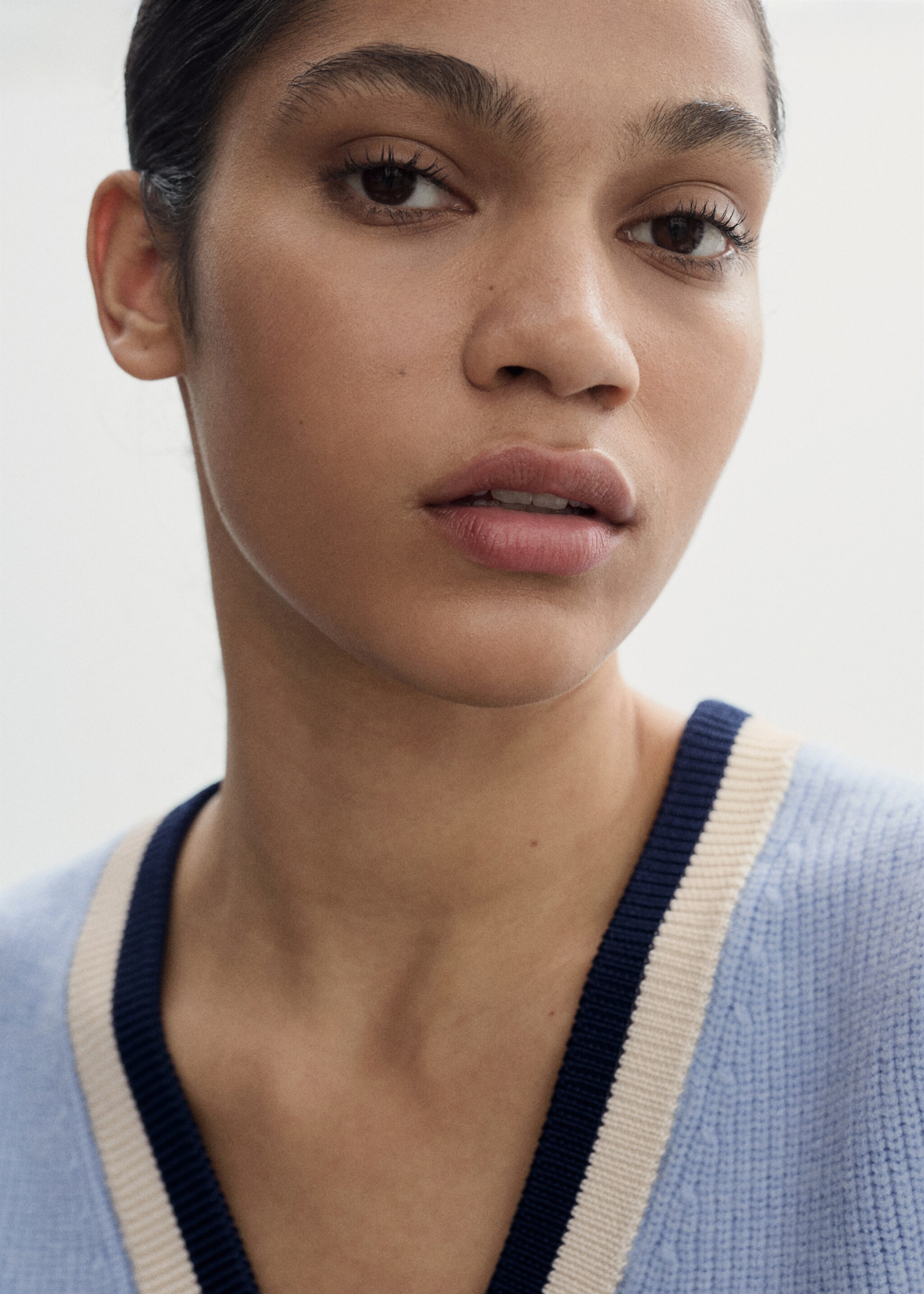 Contrast V-neck vest - Details of the article 1, Sky Blue. Ref: 77074034-00.