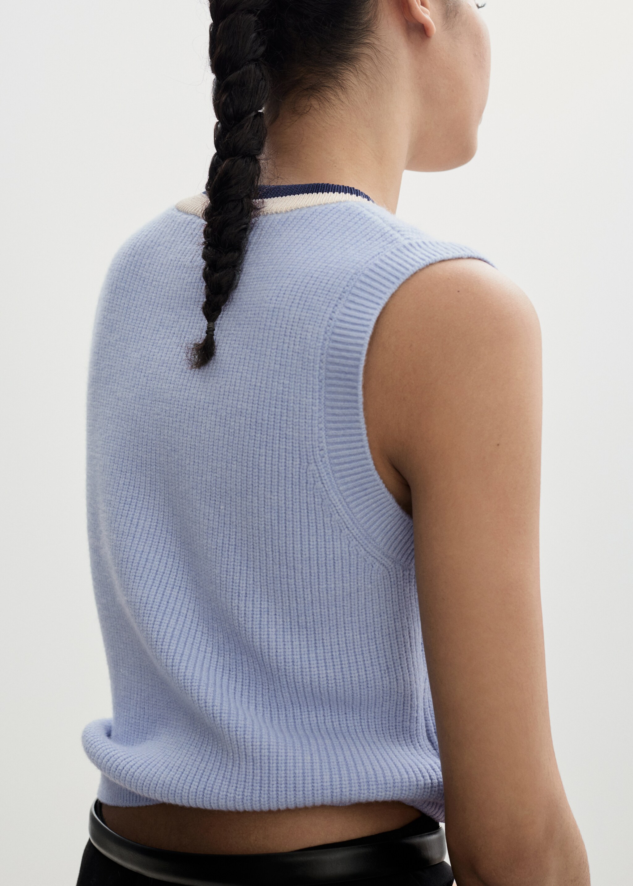 Contrast V-neck vest - Reverse of the article, Sky Blue. Ref: 77074034-00.