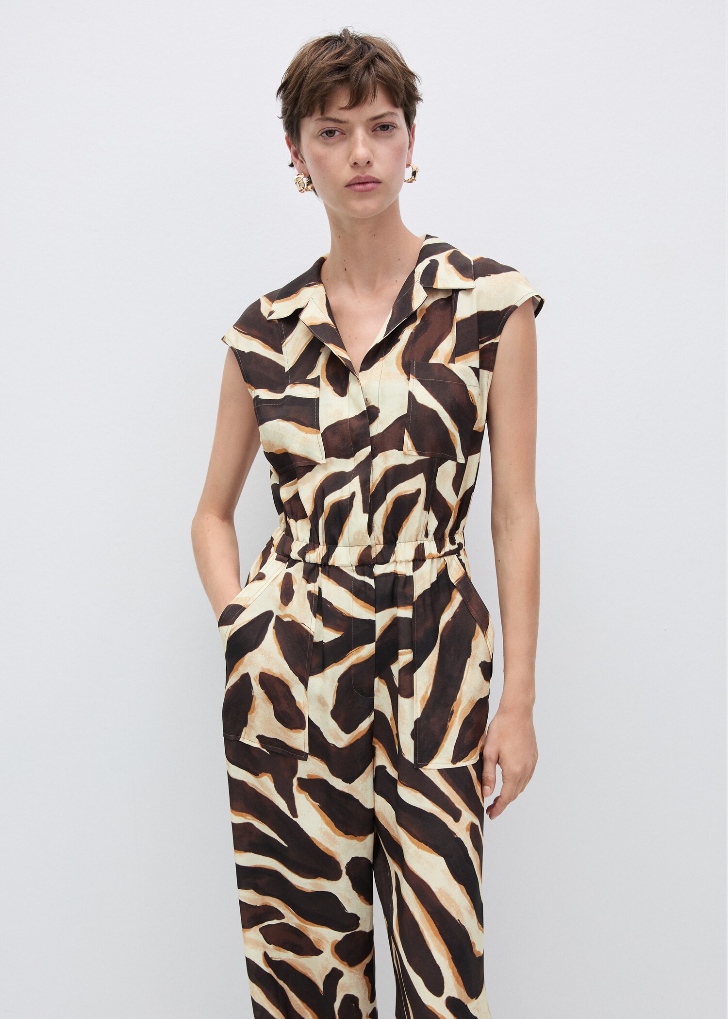 Mono bolsillos animal print - Plano medio