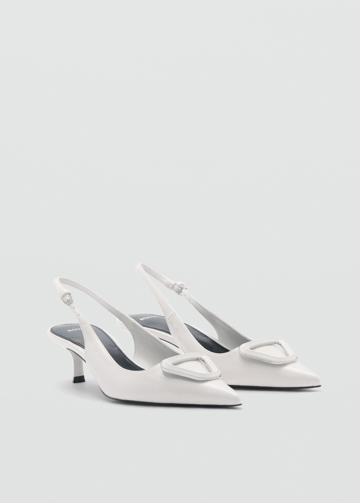 Zapato tacón destalonado detalle - Plano medio