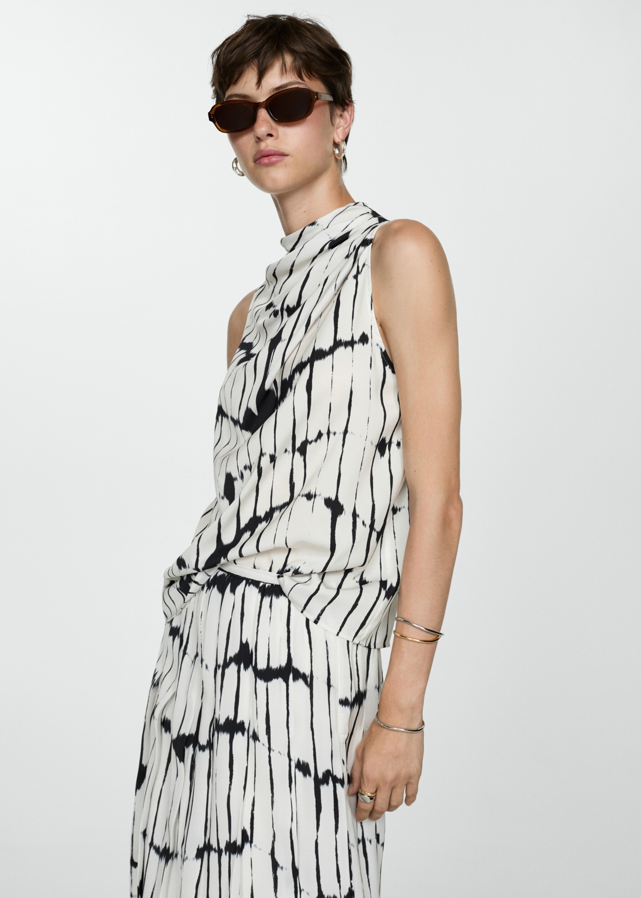 Blusa detalle drapeado estampada - Plano medio