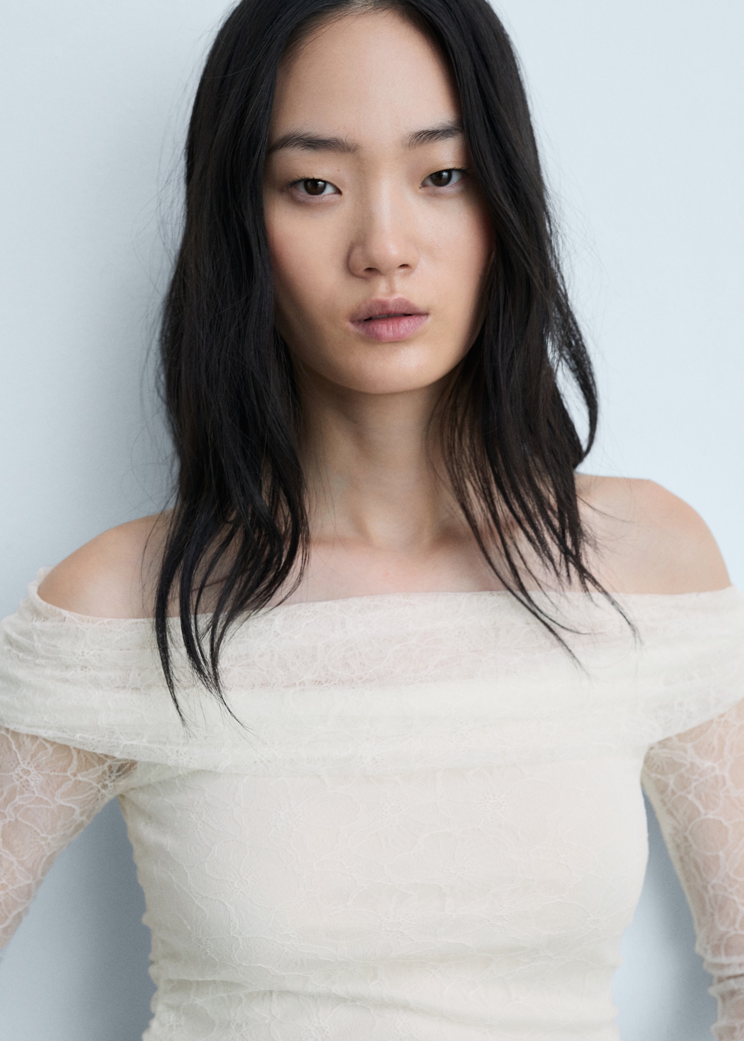 Camiseta hombros descubiertos encaje Mujer MANGO Perú