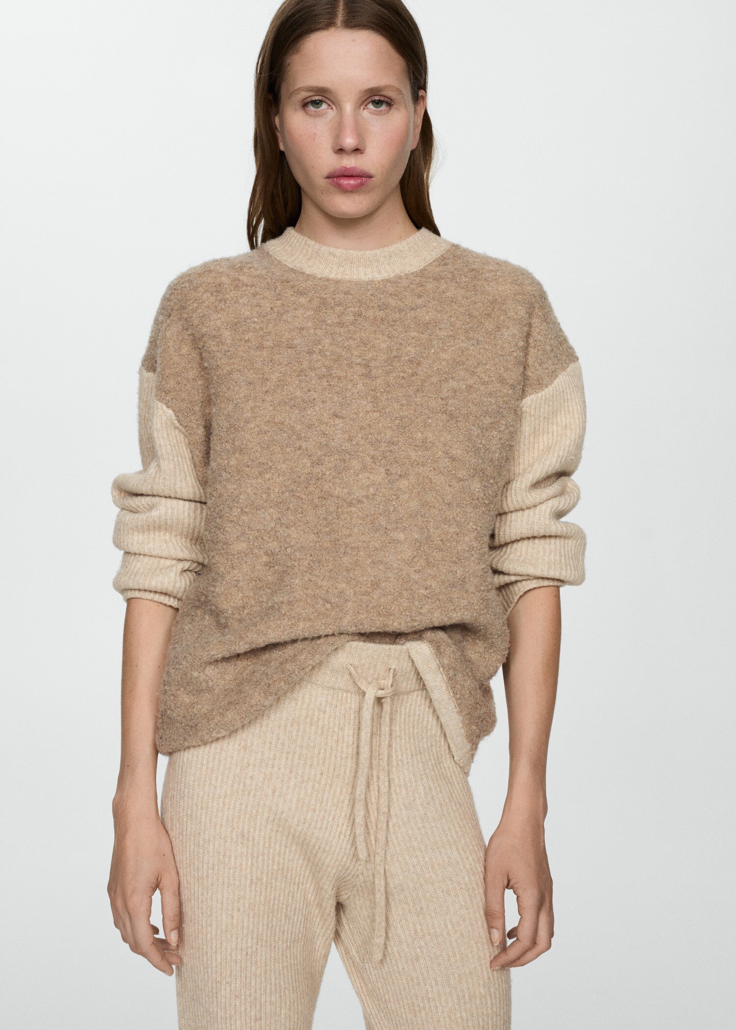 Contrasting knit sweater - Середній план