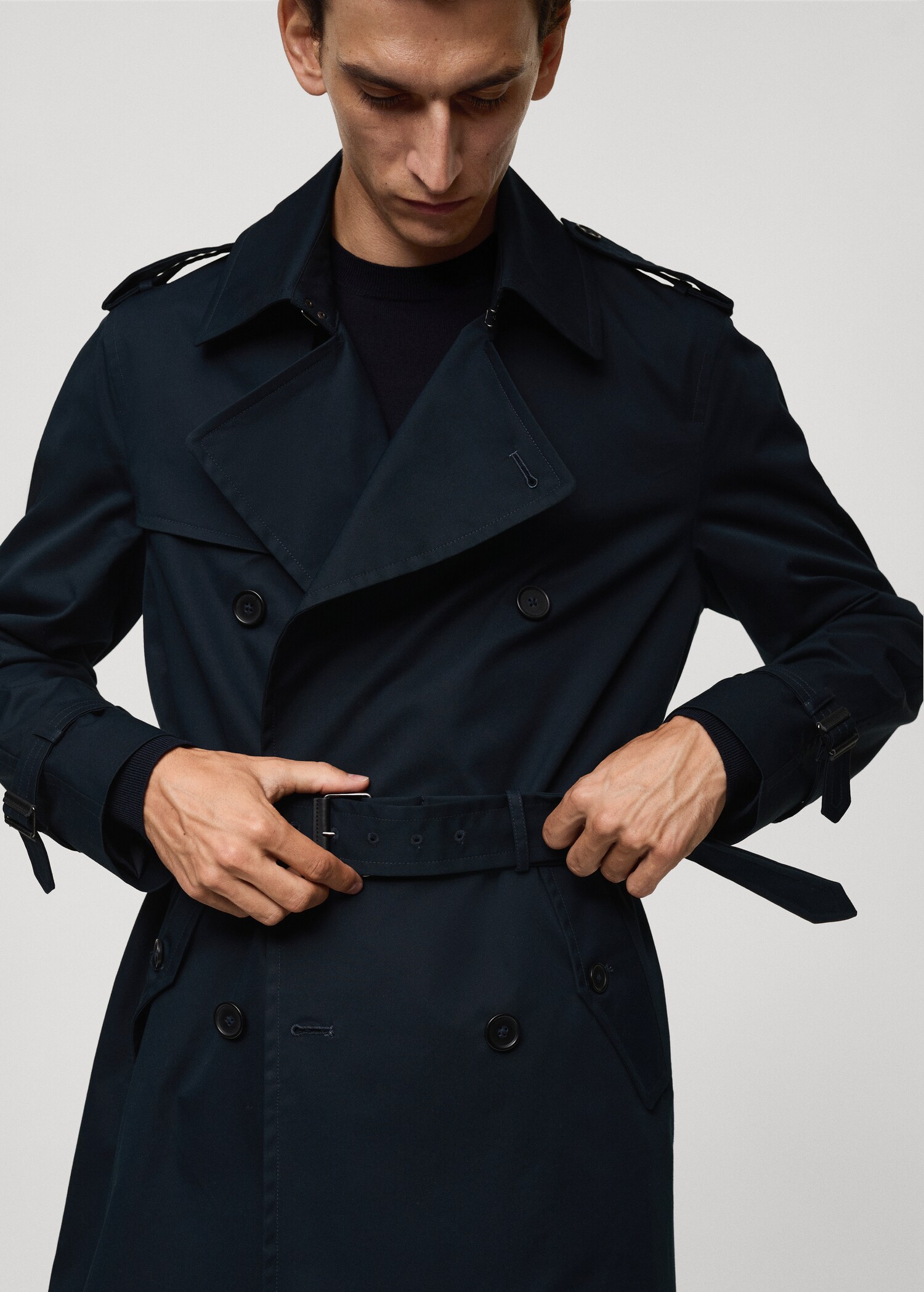 Water-repellent belted trench coat - Details of the article 2