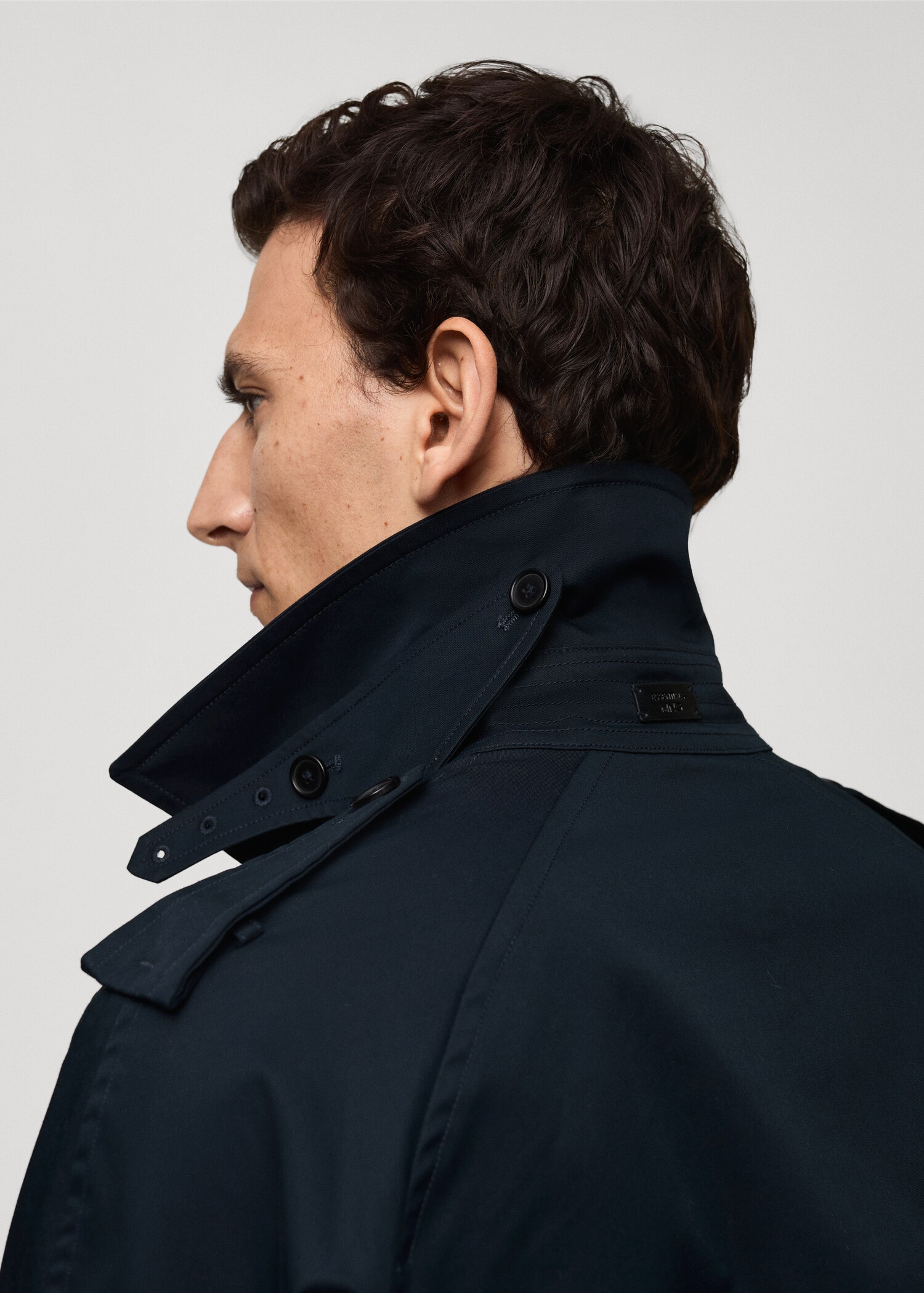 Water-repellent belted trench coat - Details of the article 6